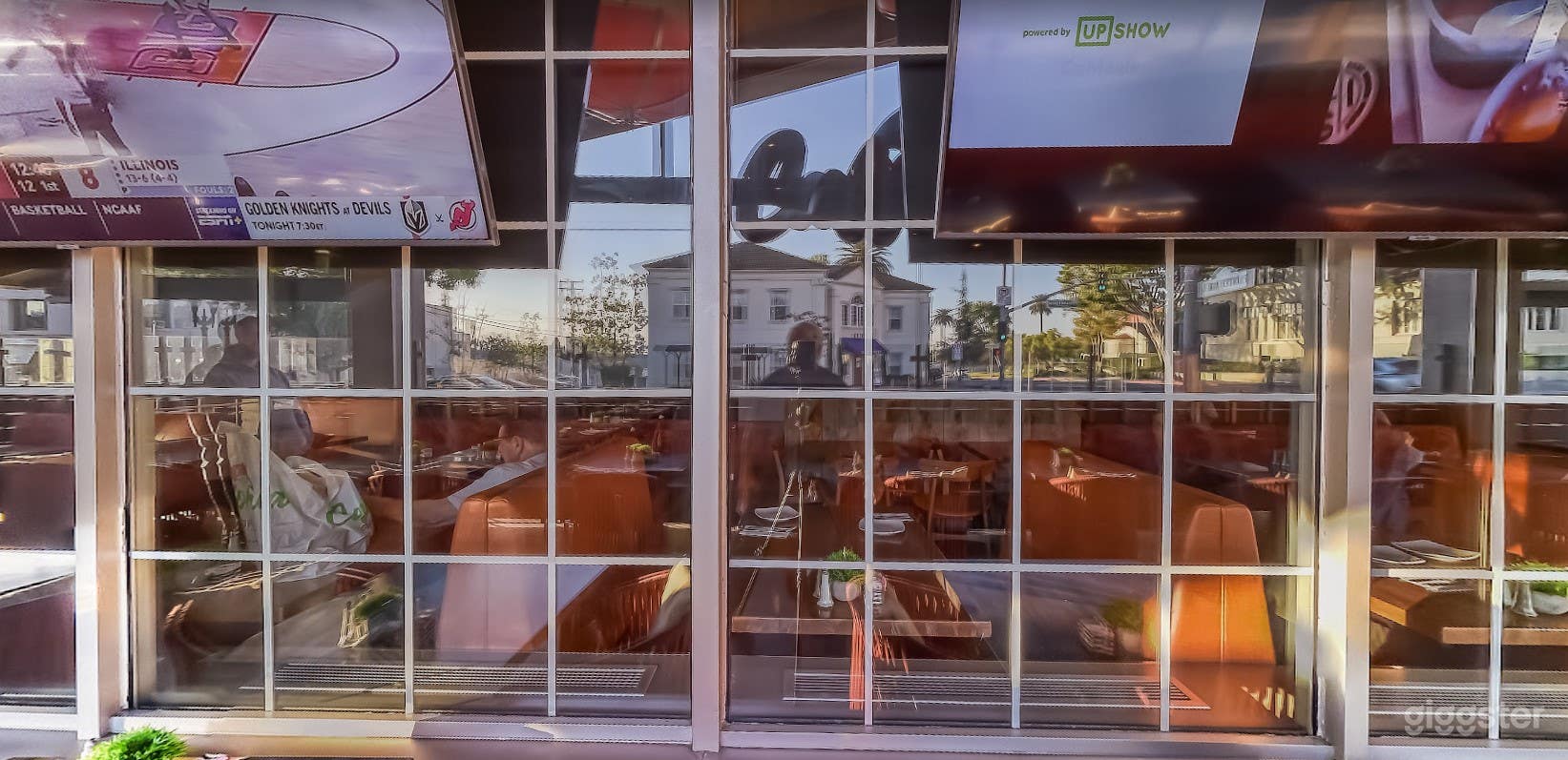 Cozy Restaurant &amp; Bar in Whittier  Photo 3