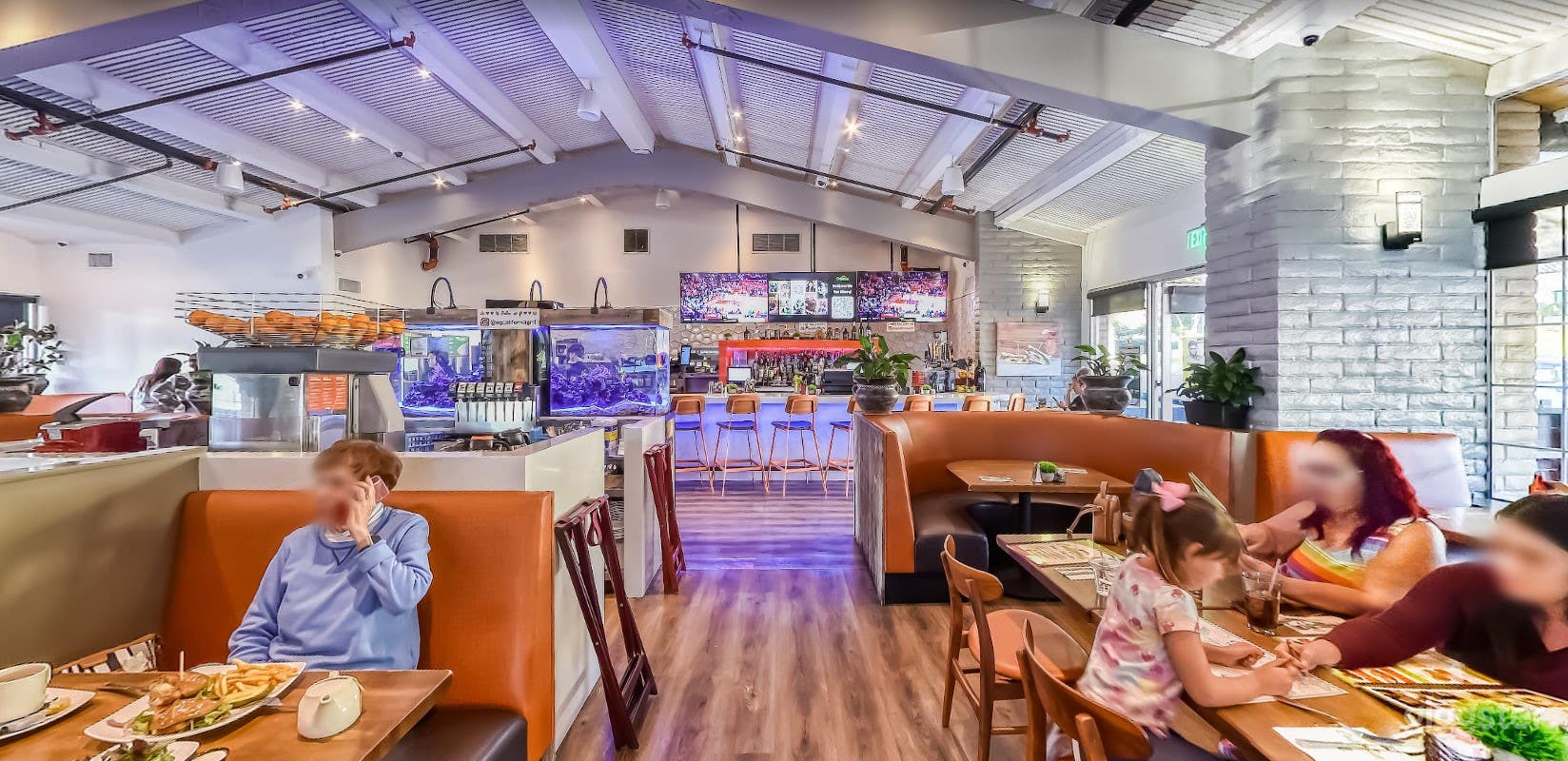 Cozy Restaurant &amp; Bar in Whittier  Photo 2