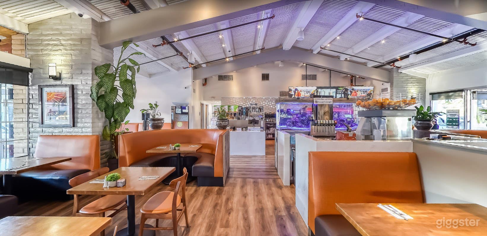 Cozy Restaurant &amp; Bar in Whittier  Photo 1