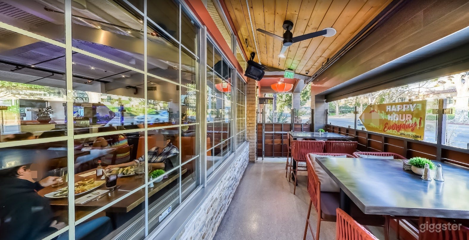 Cozy Restaurant &amp; Bar in Whittier  Photo 4