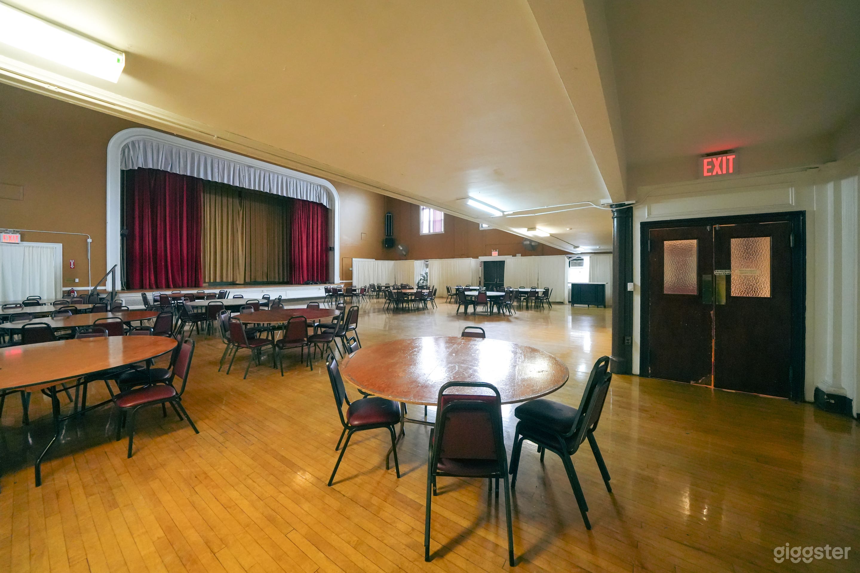 Retro Theater with Old-Fashioned Interiors Photo 4