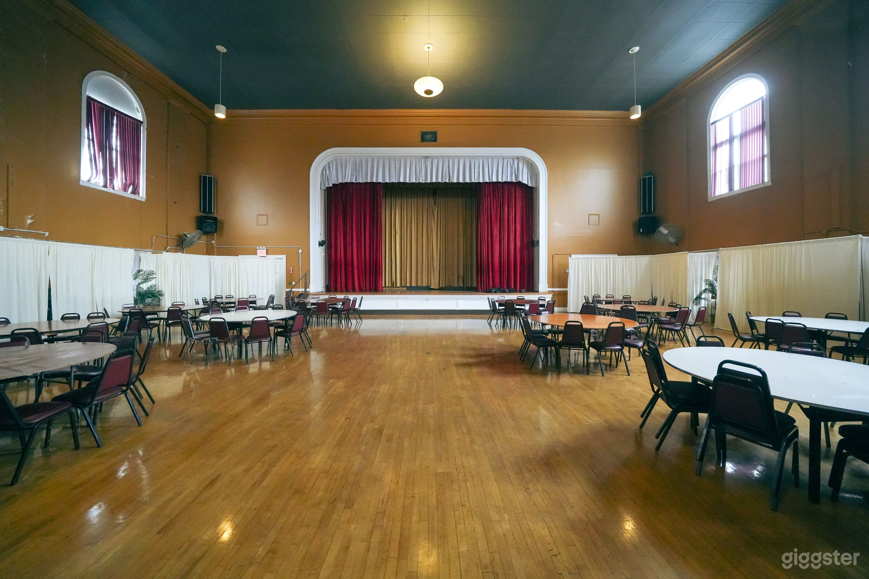 Retro Theater with Old-Fashioned Interiors Photo 3