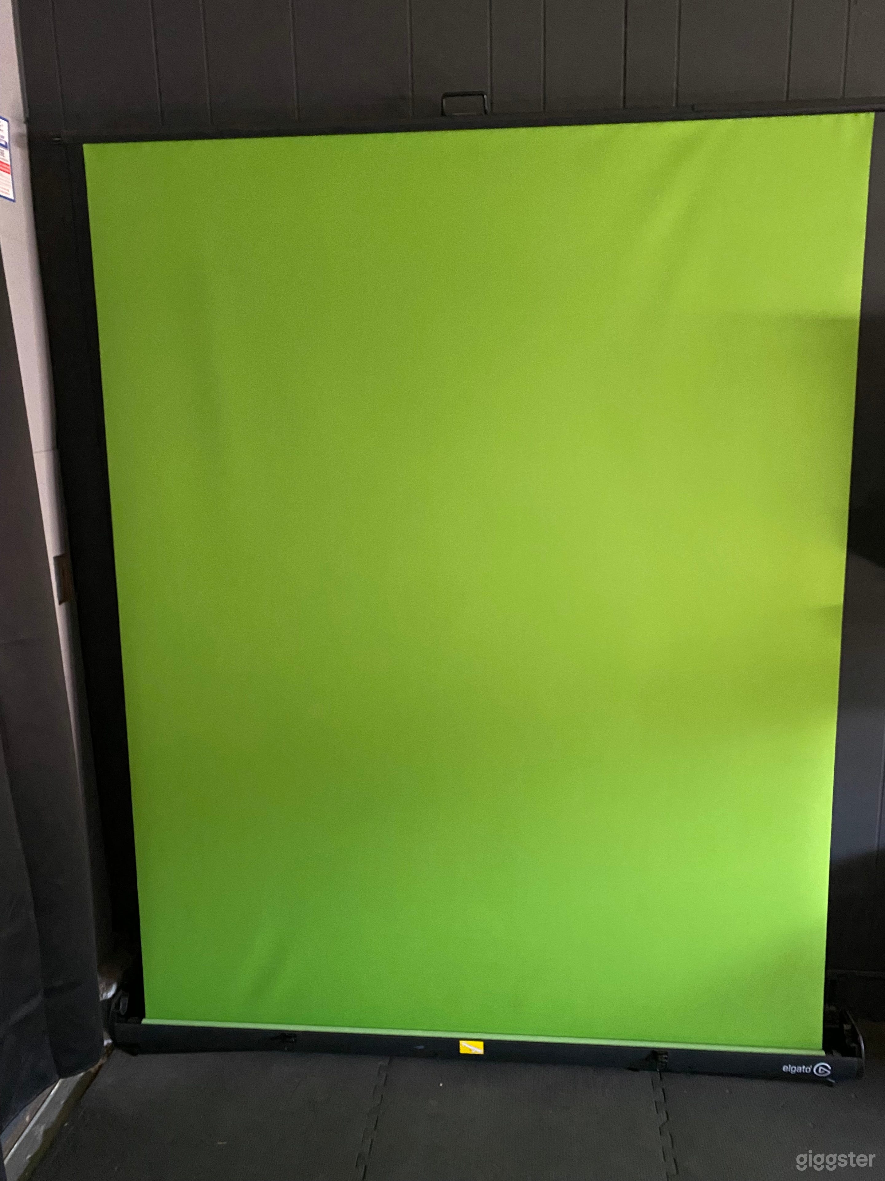 6’X5’ green screen perfect for album/single cover shoots. Add your own VFX and take your project’s look to the next level.