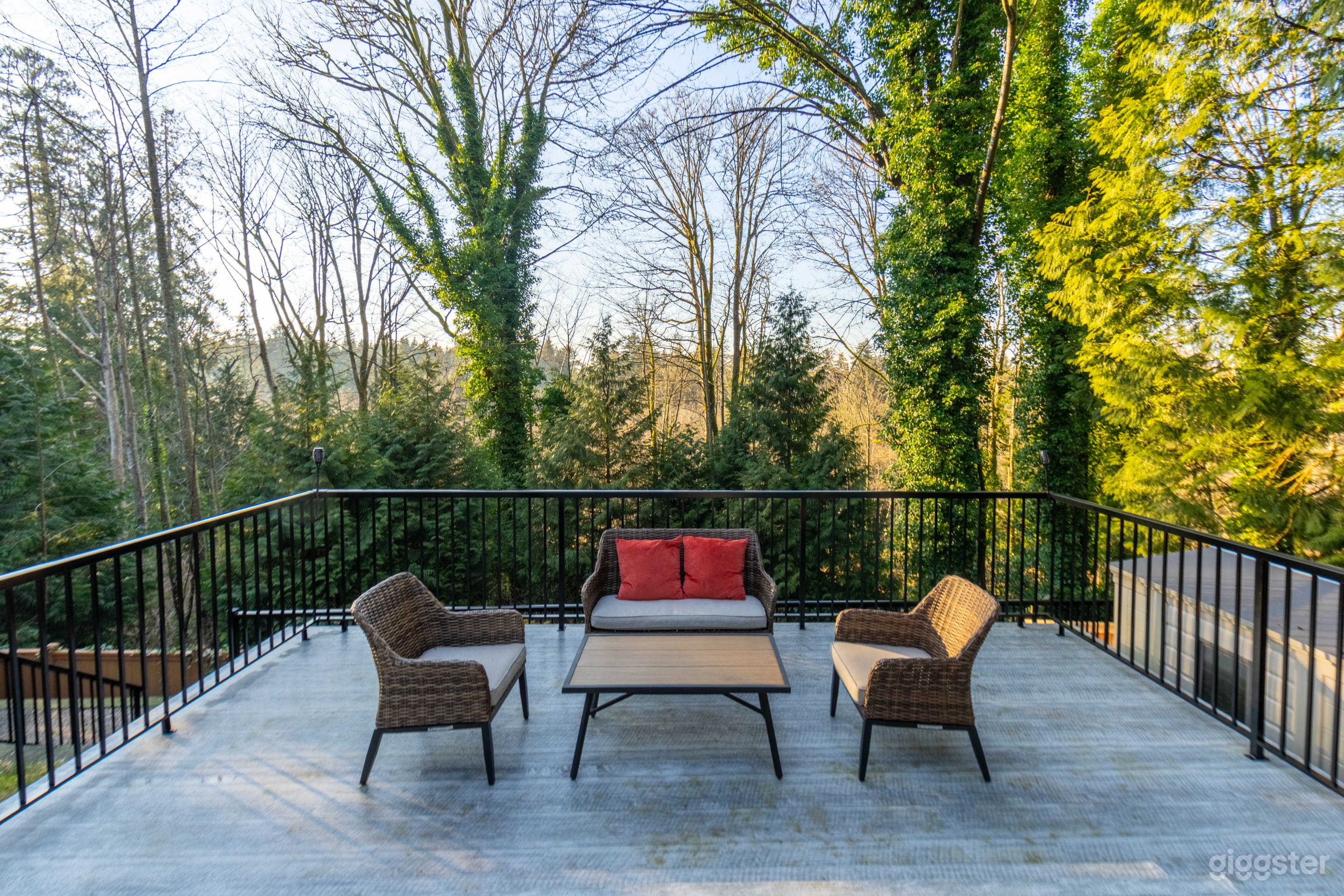  Modern Contemporary Home- light & beautiful views Photo 3