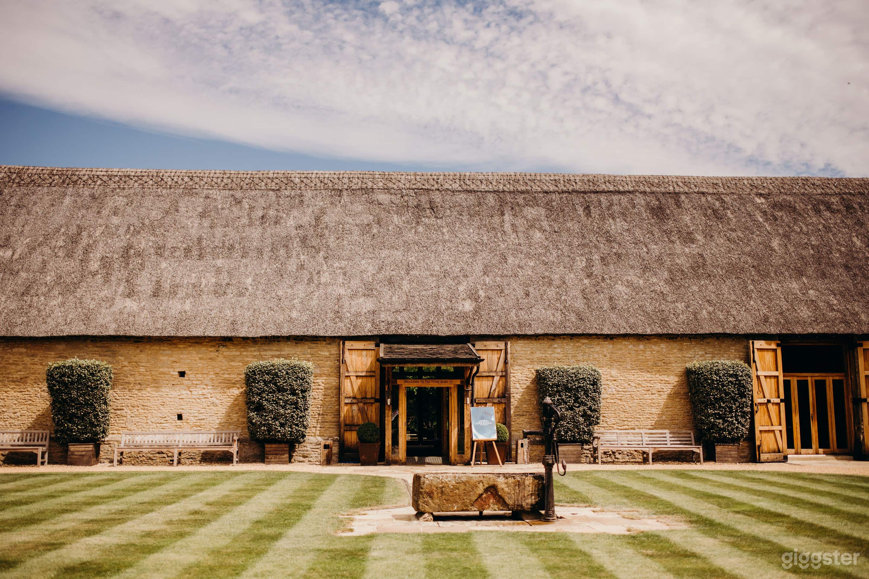 Enchanting, Elegant Cotswold Barns and Farmhouse Photo 4