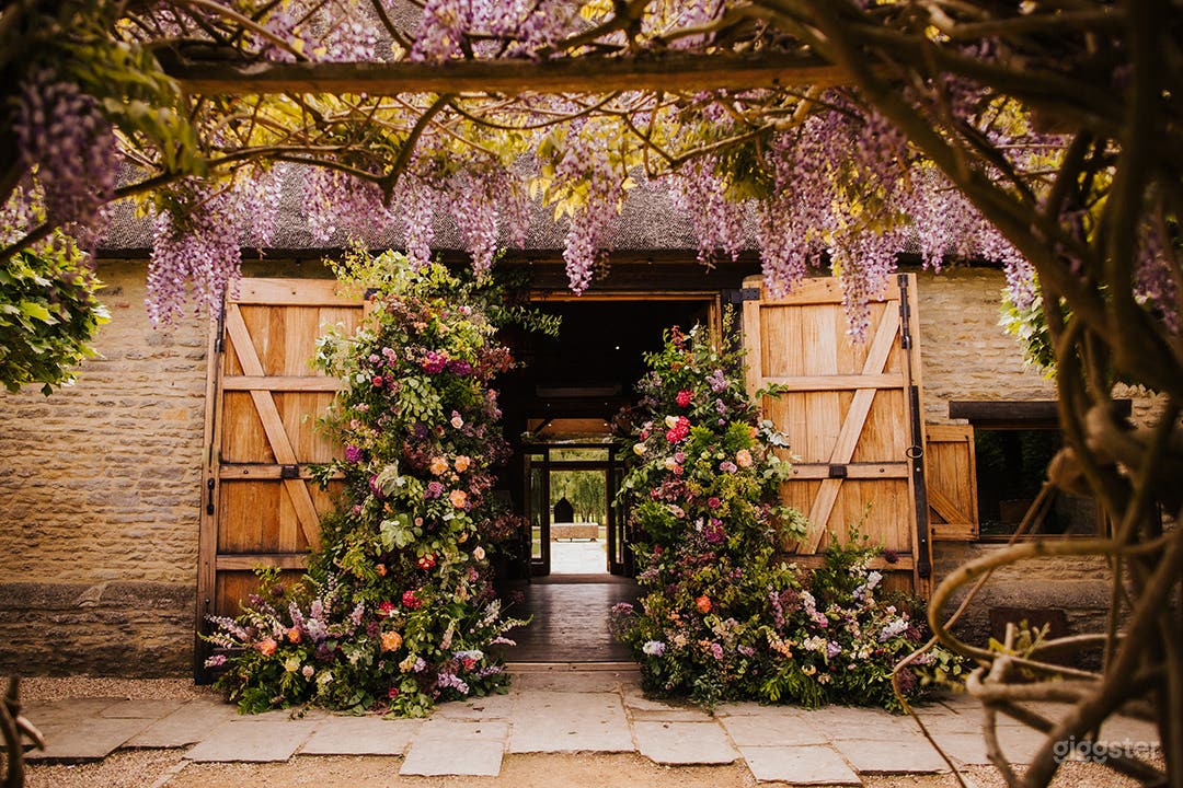 Enchanting, Elegant Cotswold Barns and Farmhouse Photo 2