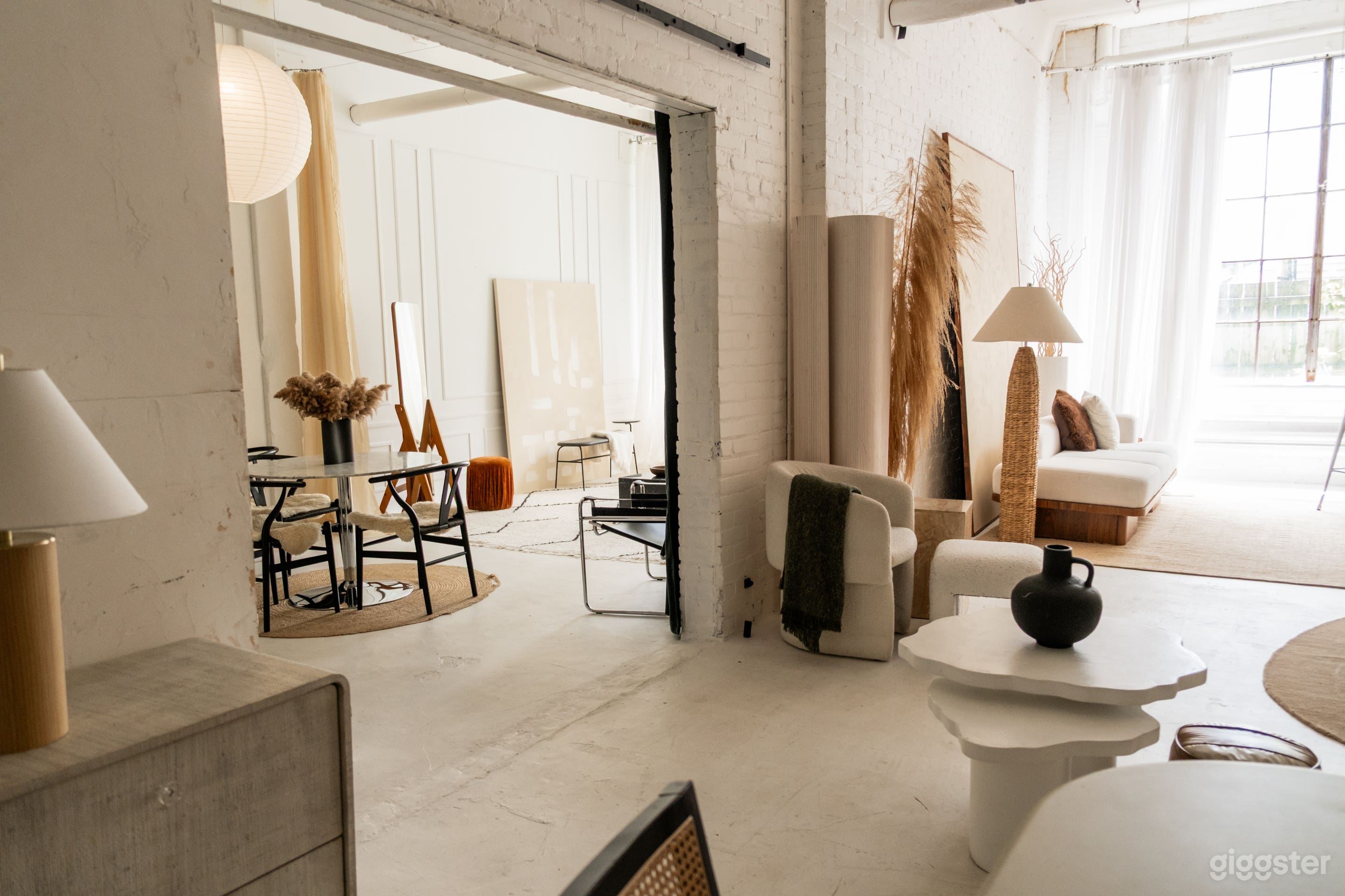 1500sq ft Downtown Bright Hard Natural Light Loft Photo 1