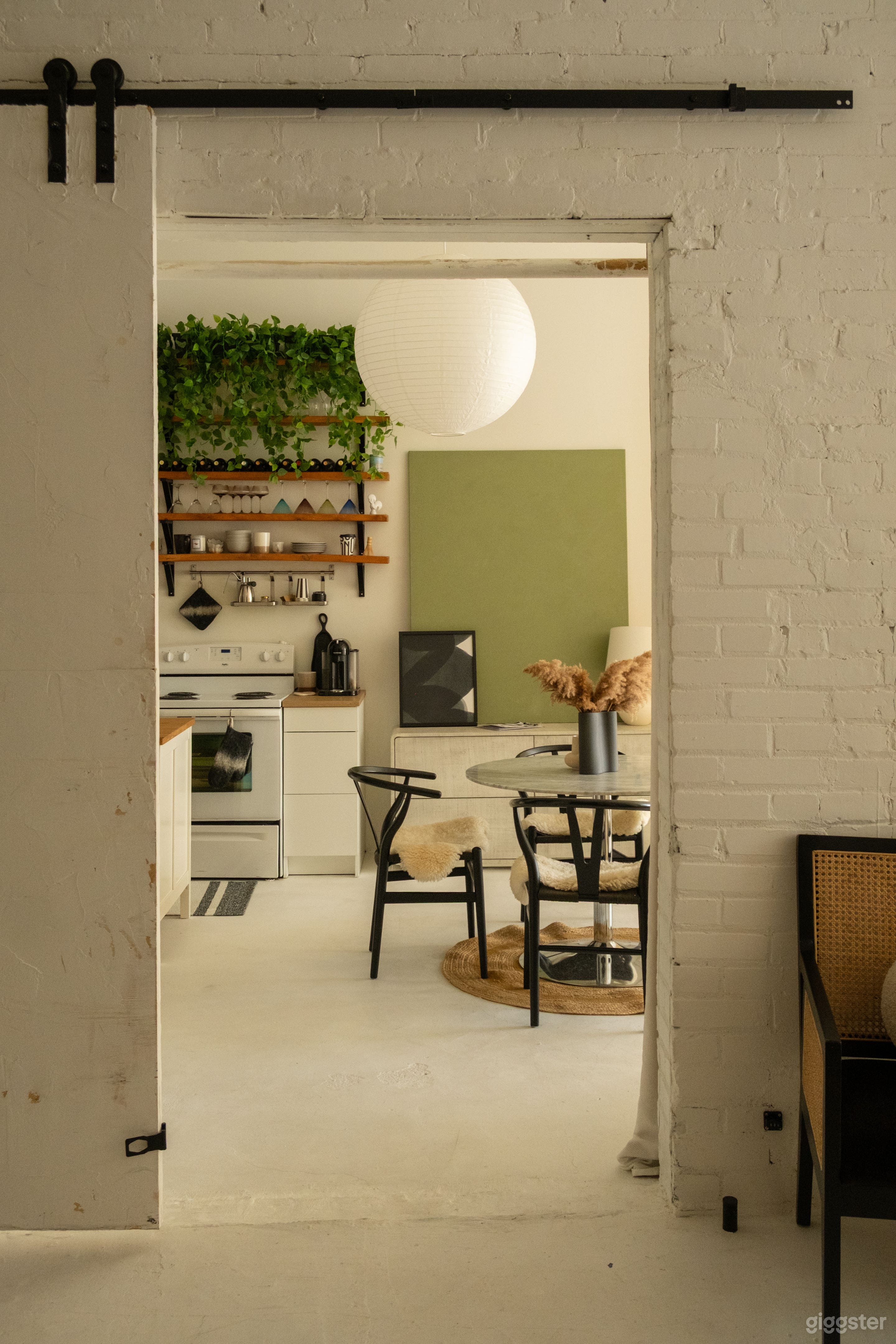 1500sq ft Downtown Bright Hard Natural Light Loft Photo 2