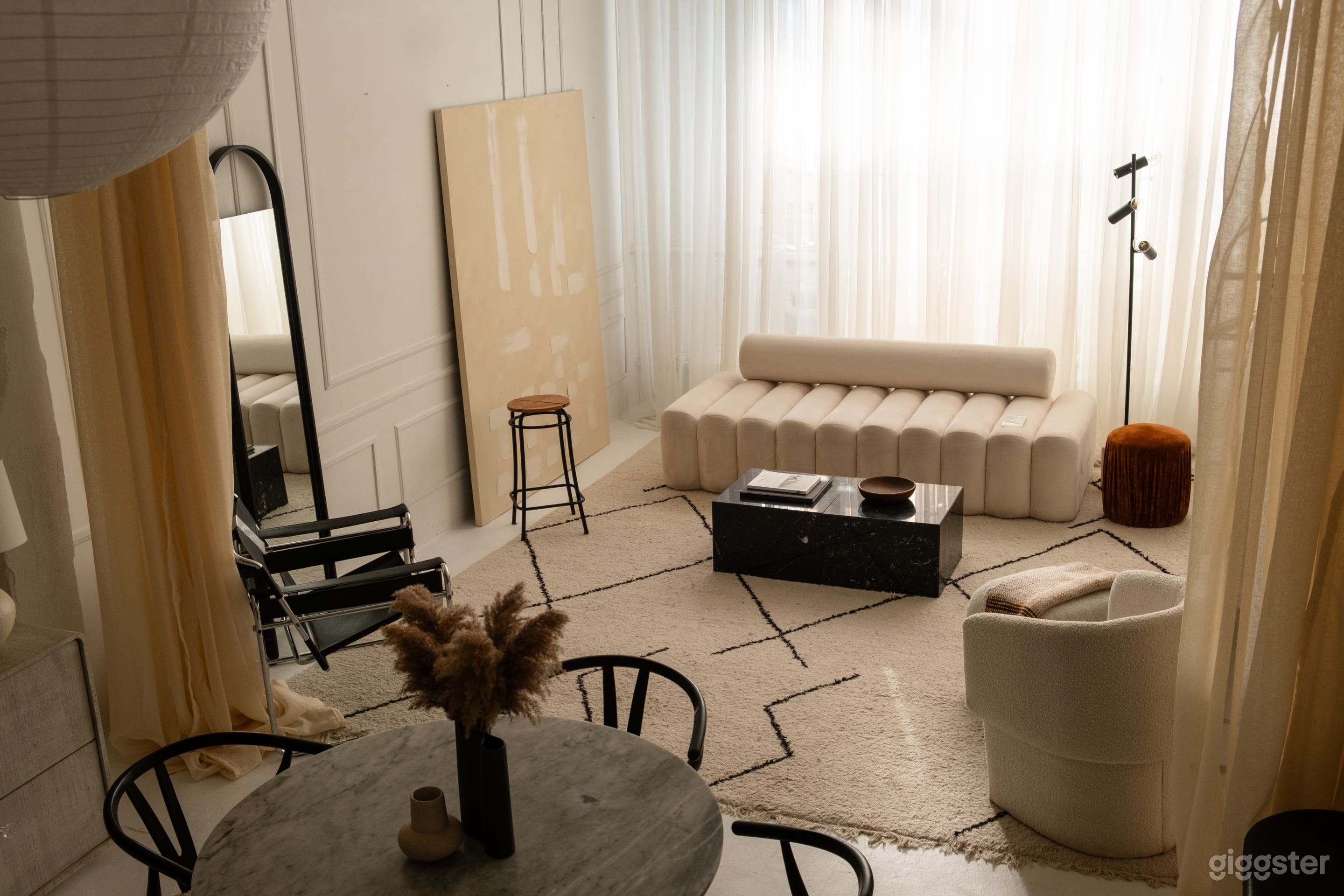 1500sq ft Downtown Bright Hard Natural Light Loft Photo 1