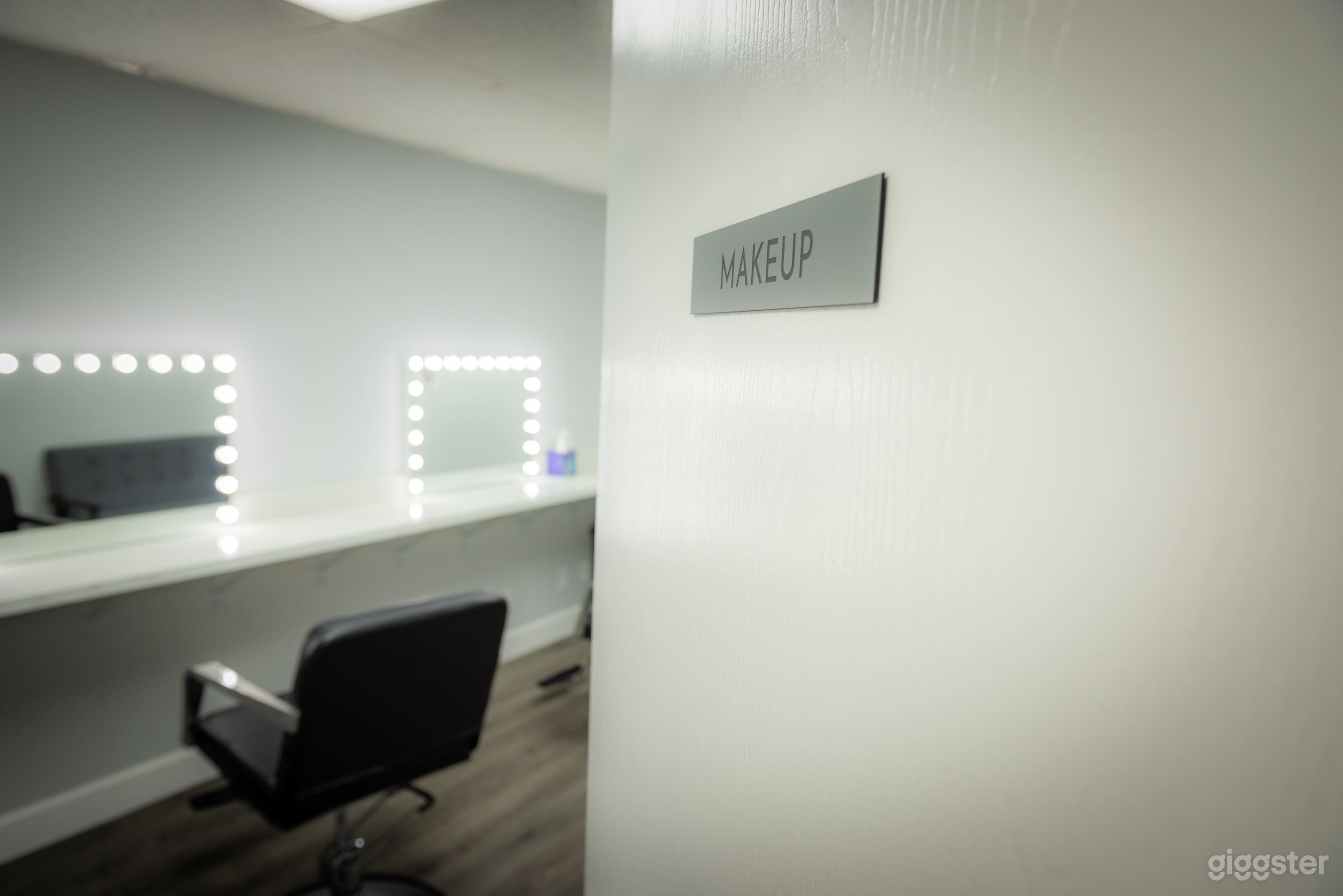 White CYC Stage / Studio Photo 4