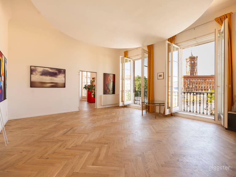  Lichtdurchflutete Berliner Galeriewohnung mit Blick auf den Fernsehturm 