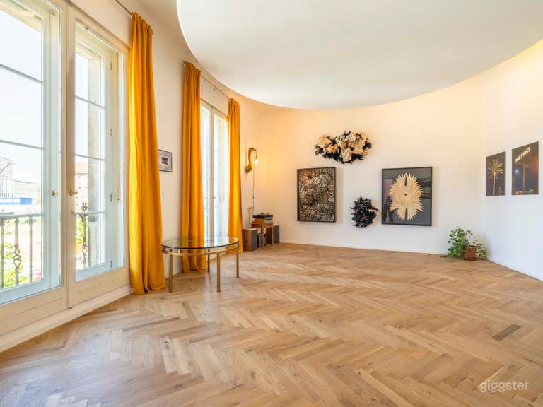  Lichtdurchflutete Berliner Galeriewohnung mit Blick auf den Fernsehturm 