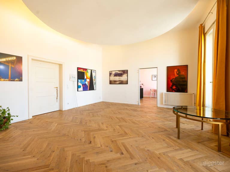 Lichtdurchflutete Berliner Galeriewohnung mit Blick auf den Fernsehturm 