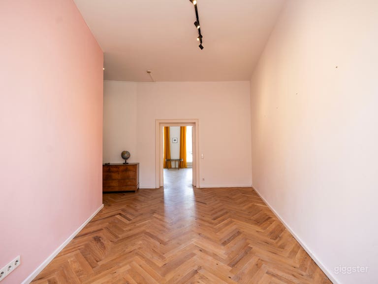  Lichtdurchflutete Berliner Galeriewohnung mit Blick auf den Fernsehturm 