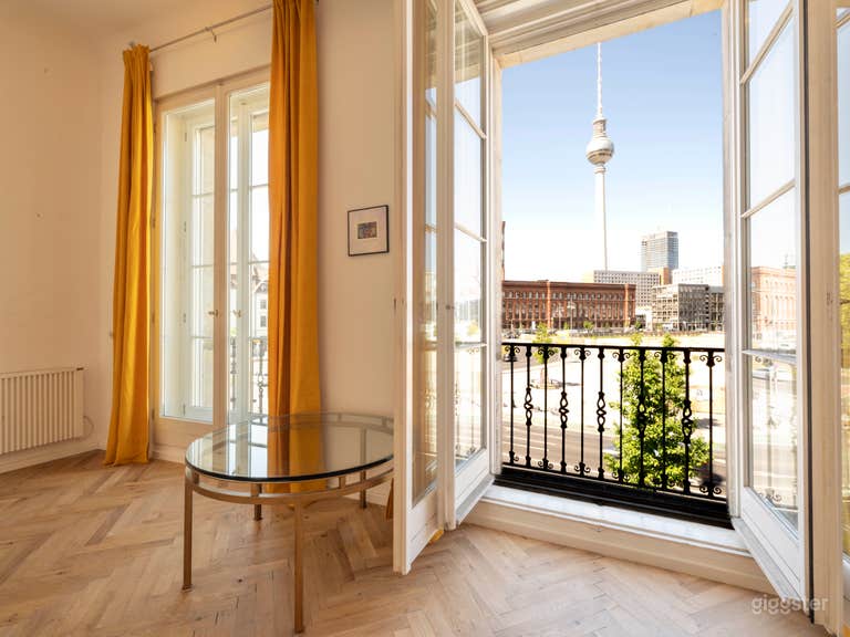  Lichtdurchflutete Berliner Galeriewohnung mit Blick auf den Fernsehturm 