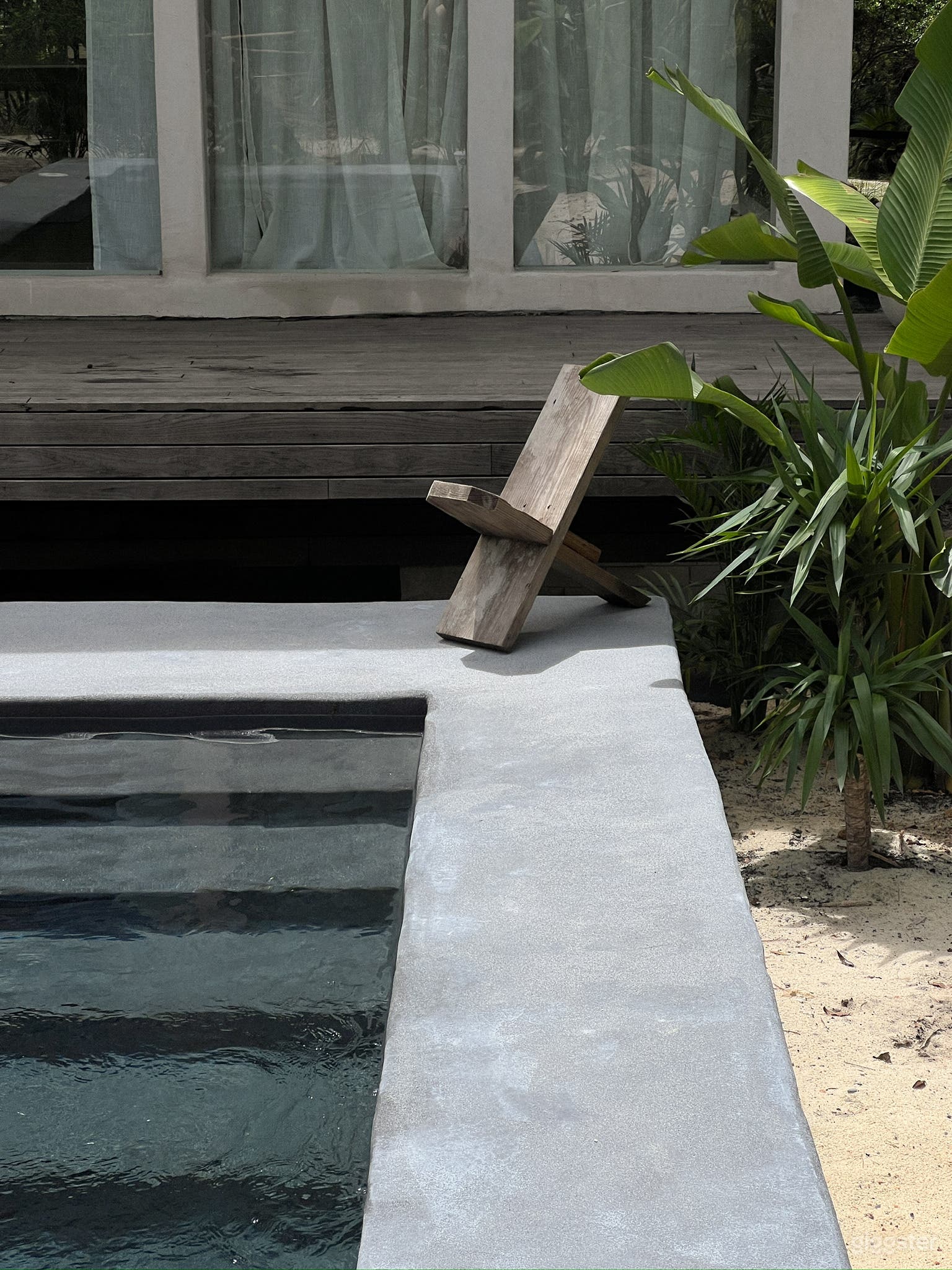 Tropical Pool in Gainesville Photo 3