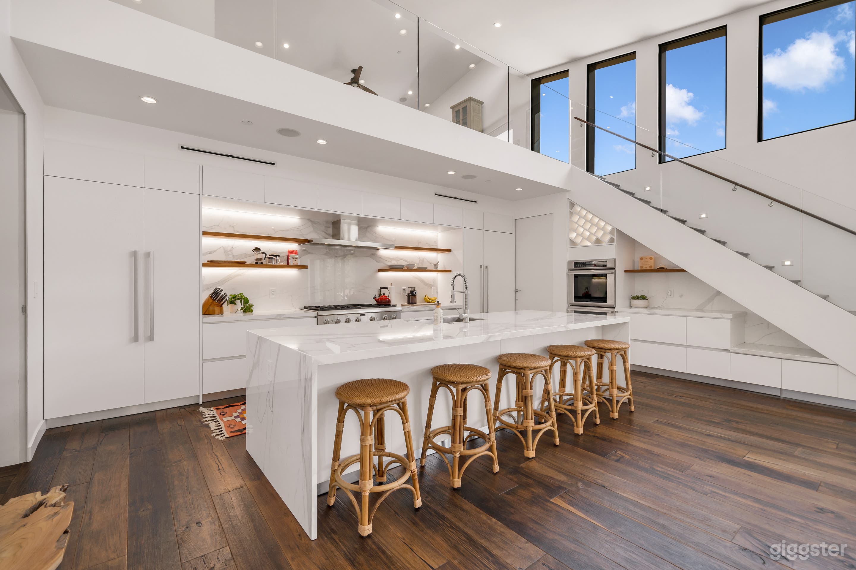 MODERN 2-STORY HOUSE IN SCENIC WILDERNESS Photo 2