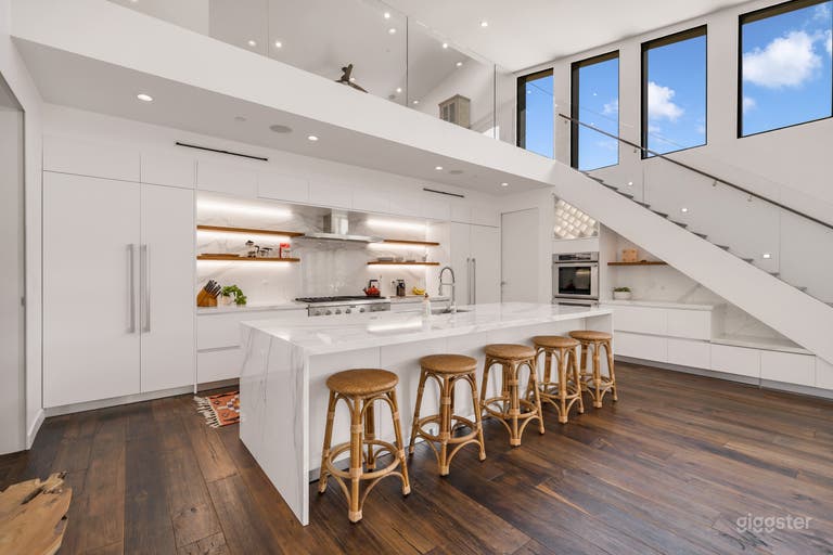  MODERN 2-STORY HOUSE IN SCENIC WILDERNESS 