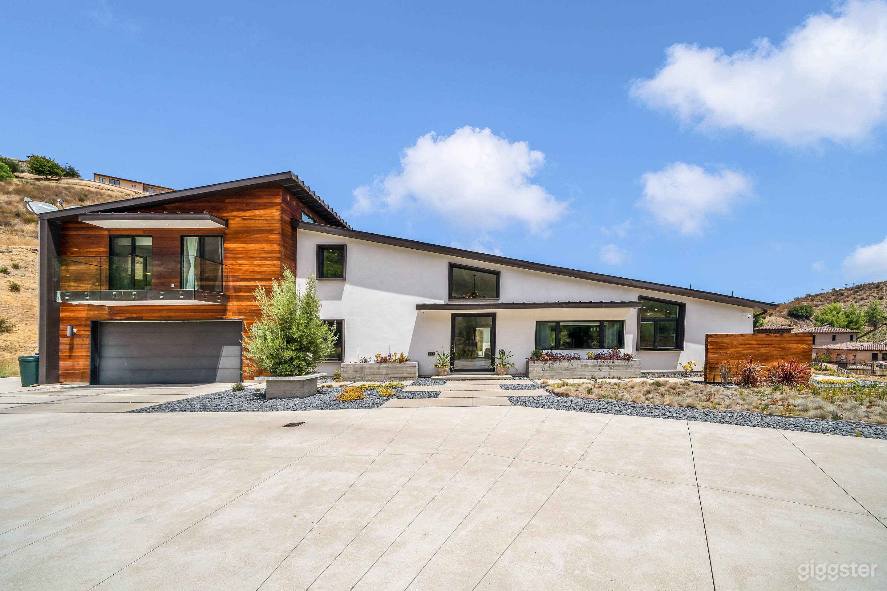 MODERN 2-STORY HOUSE IN SCENIC WILDERNESS Photo 4