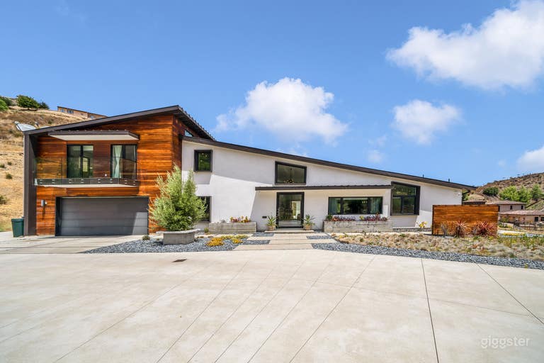  MODERN 2-STORY HOUSE IN SCENIC WILDERNESS 