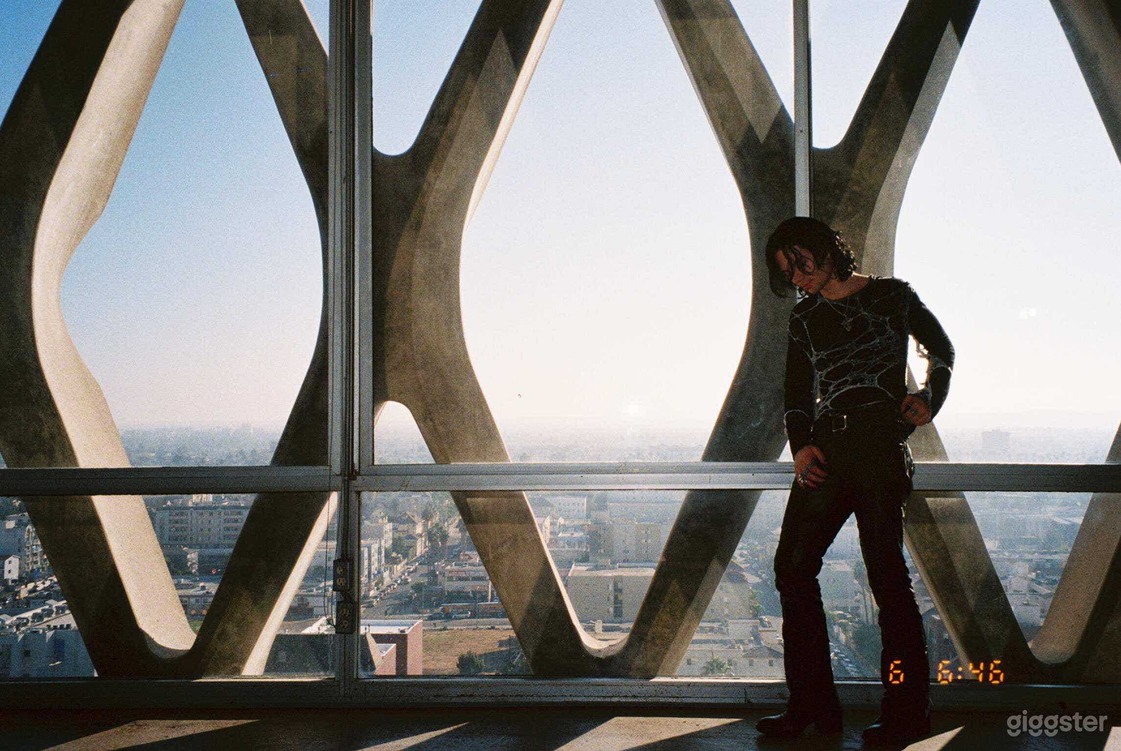 Brutalist Penthouse Loft w/ Flawless Natural Light Photo 4