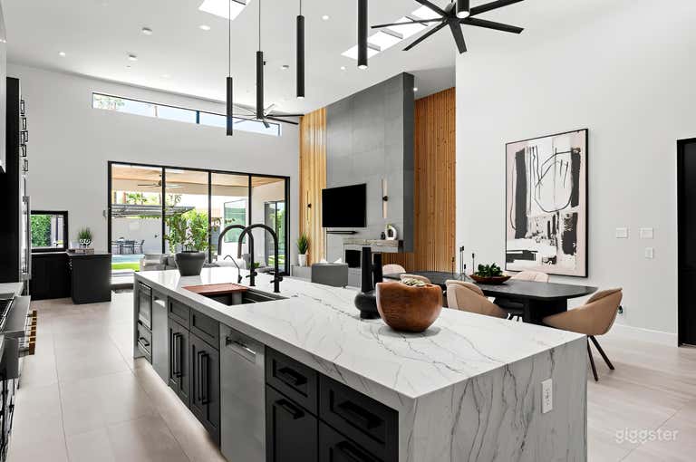  Modern 4BR Luxury Home with Pool 