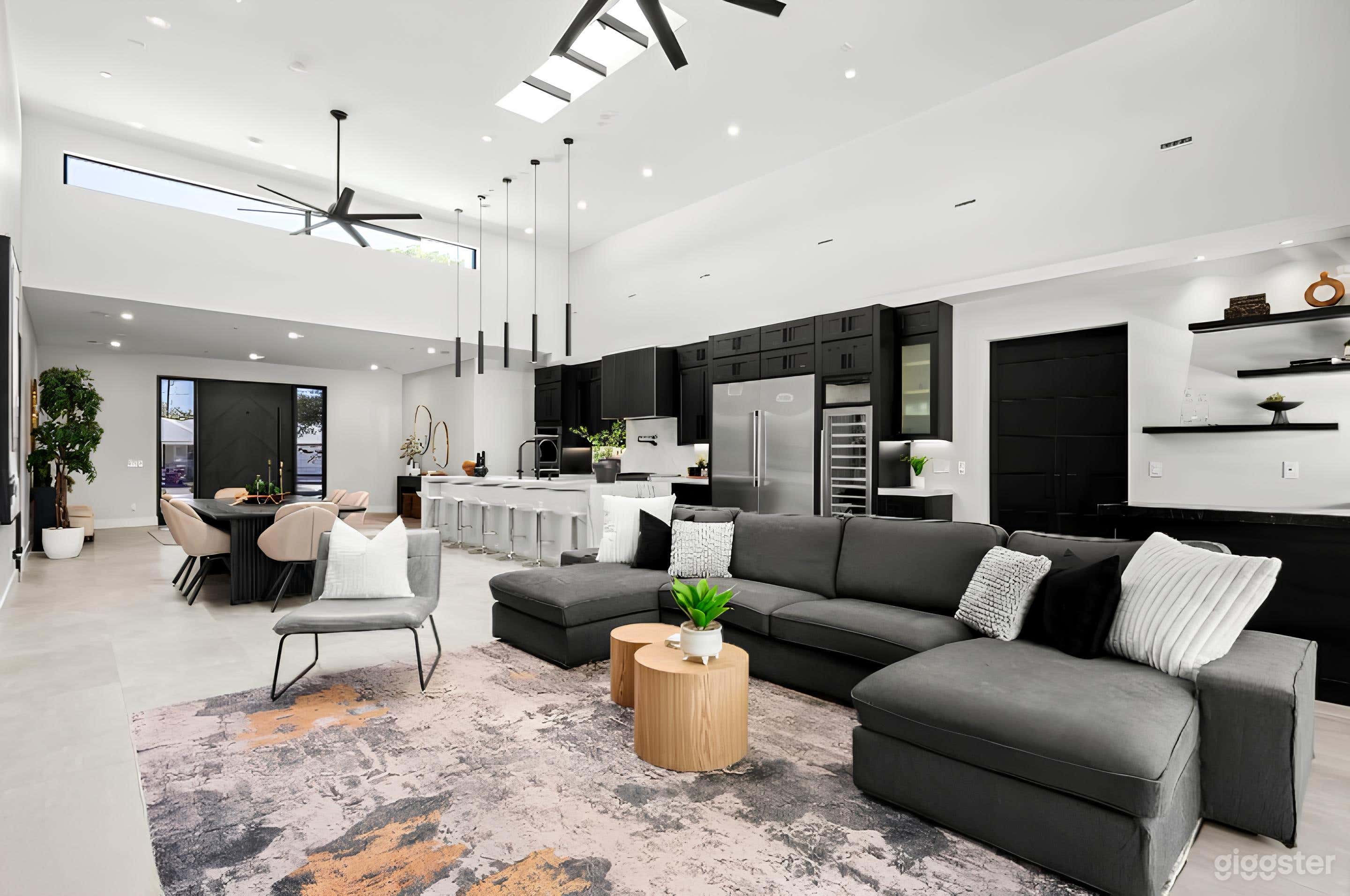 Modern 4BR Luxury Home with Pool Photo 4