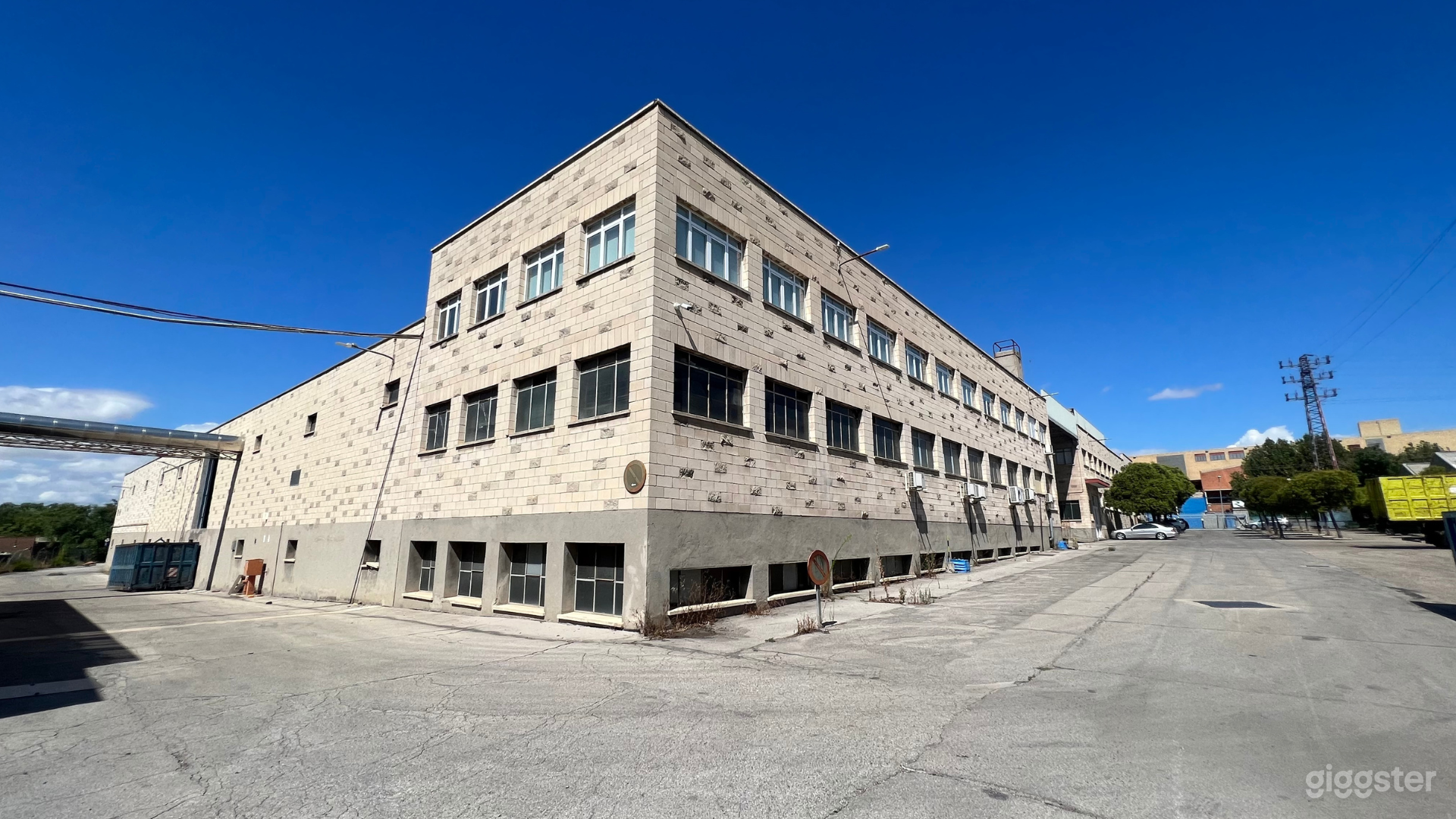 SHIP A - Warehouse-type Industrial Space with Offices Foto 2