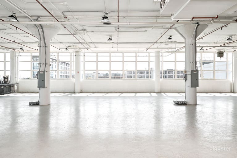  Daylight-filled studio. 