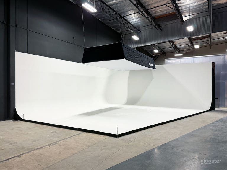  Industrial Photo Studio in Spacious Warehouse 