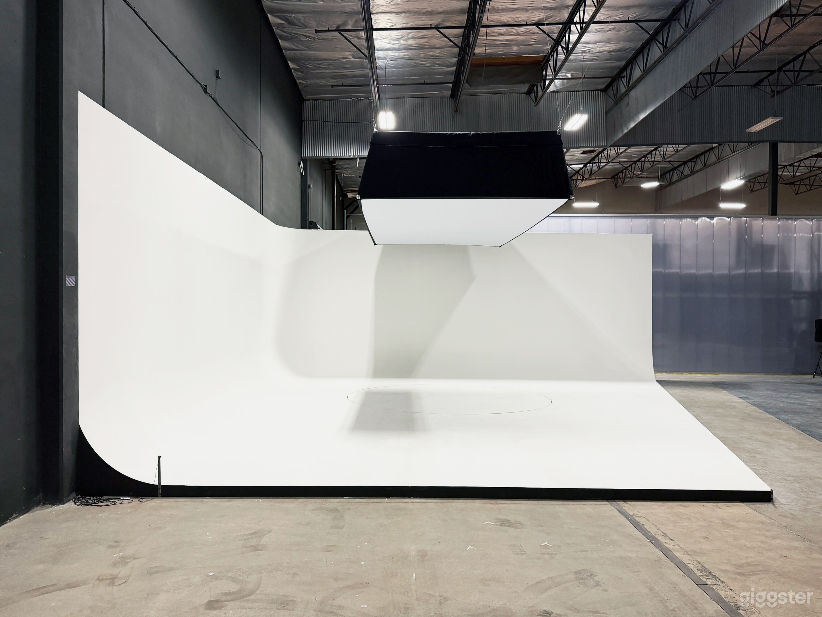 Industrial Photo Studio in Spacious Warehouse Photo 4