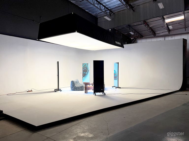  Industrial Photo Studio in Spacious Warehouse 