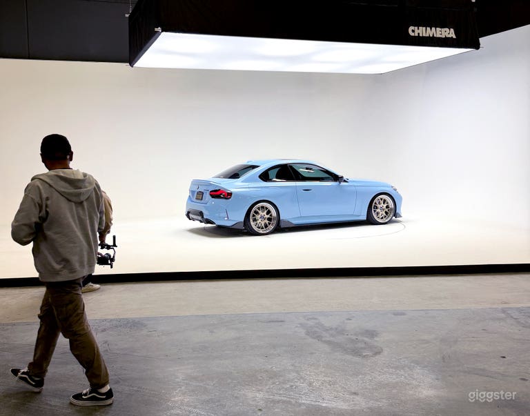  Industrial Photo Studio in Spacious Warehouse 