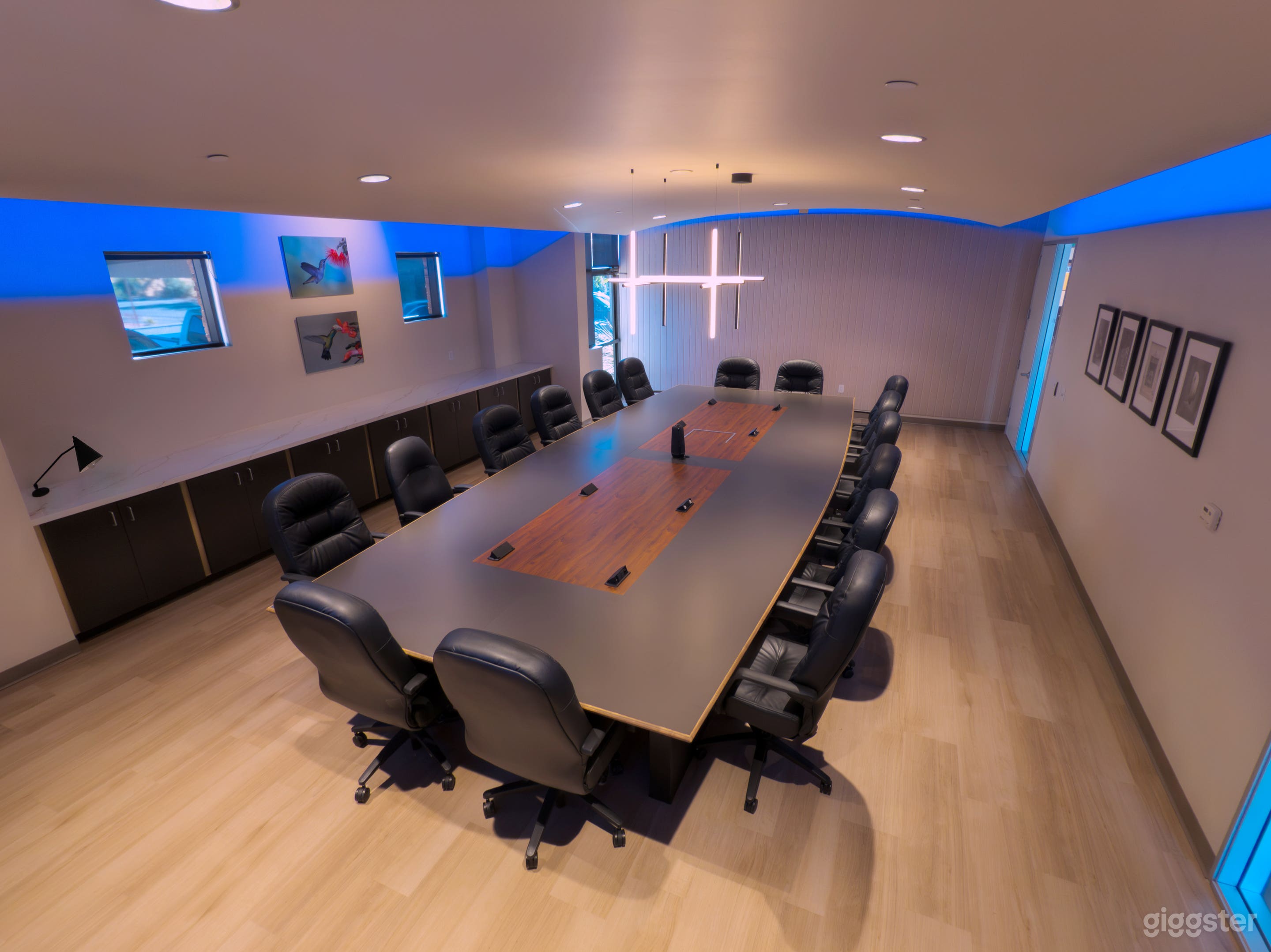 Modern, Zoom-ready spacious boardroom—up to 19 Photo 1