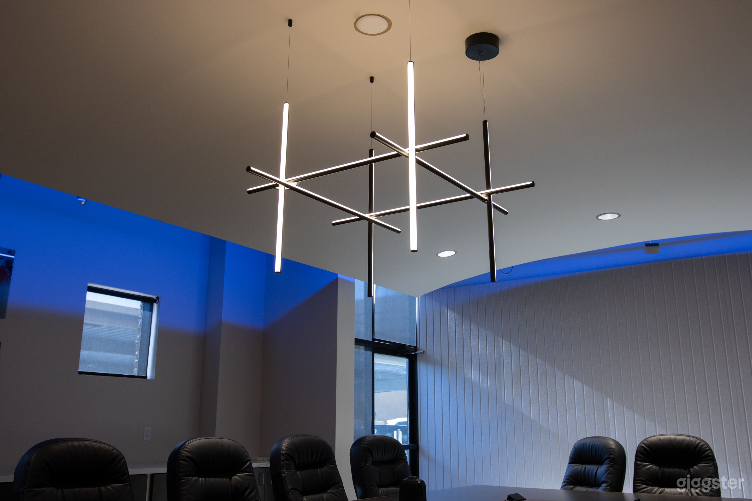 Modern, Zoom-ready spacious boardroom—up to 19 Photo 3