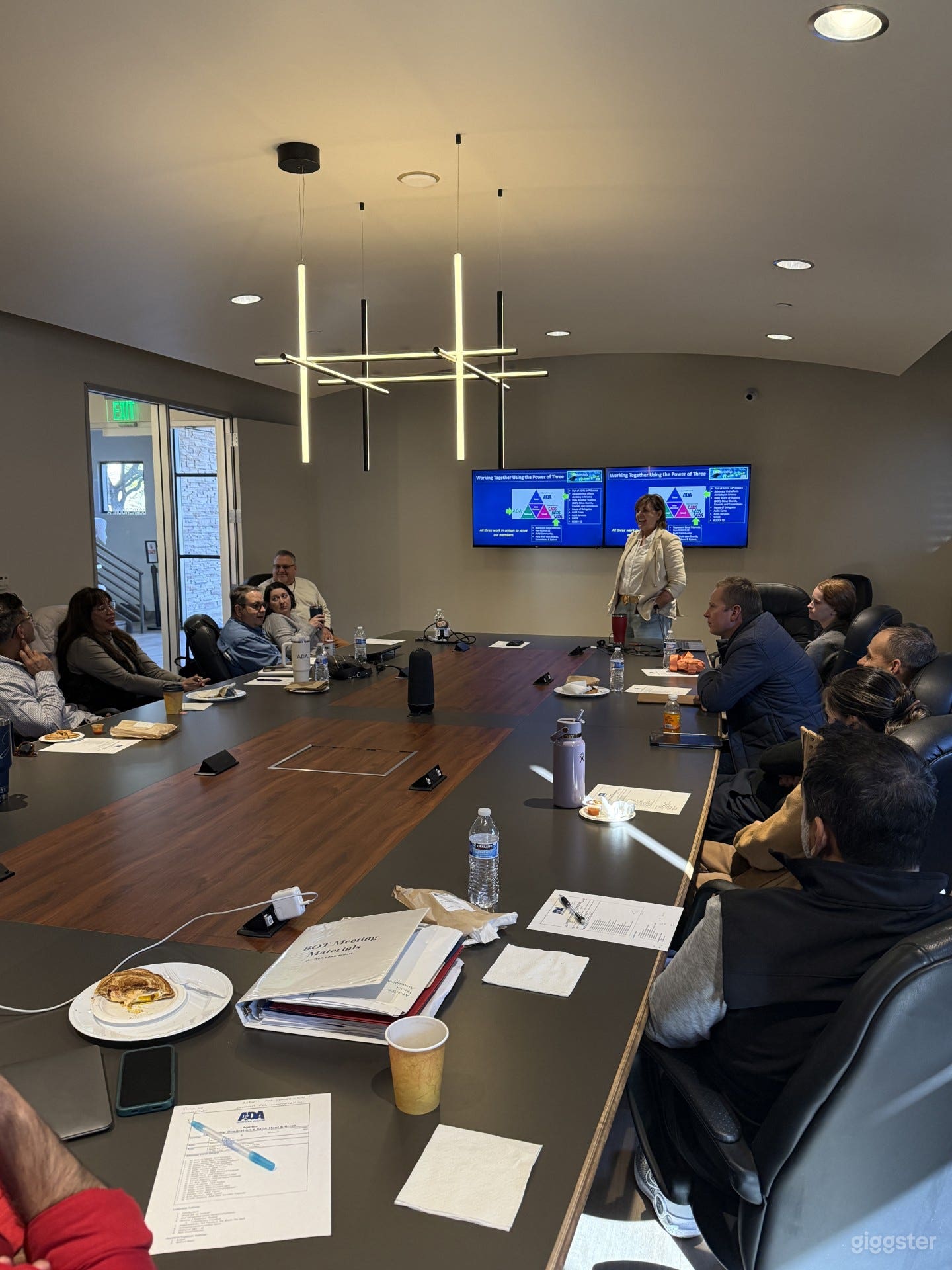 Modern, Zoom-ready spacious boardroom—up to 19 Photo 3
