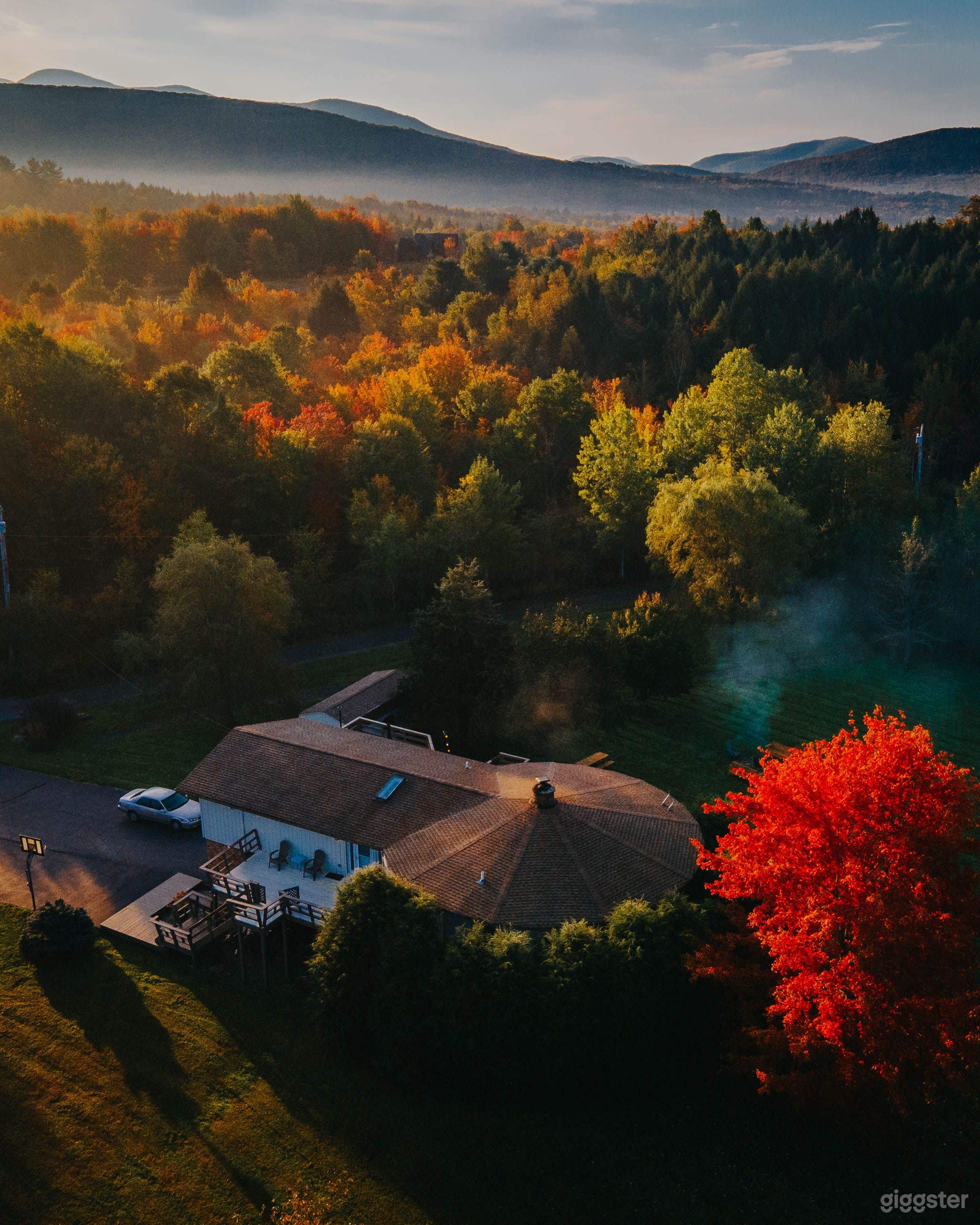 Modern Stylish Mountain Home with Beautiful Yard Photo 4