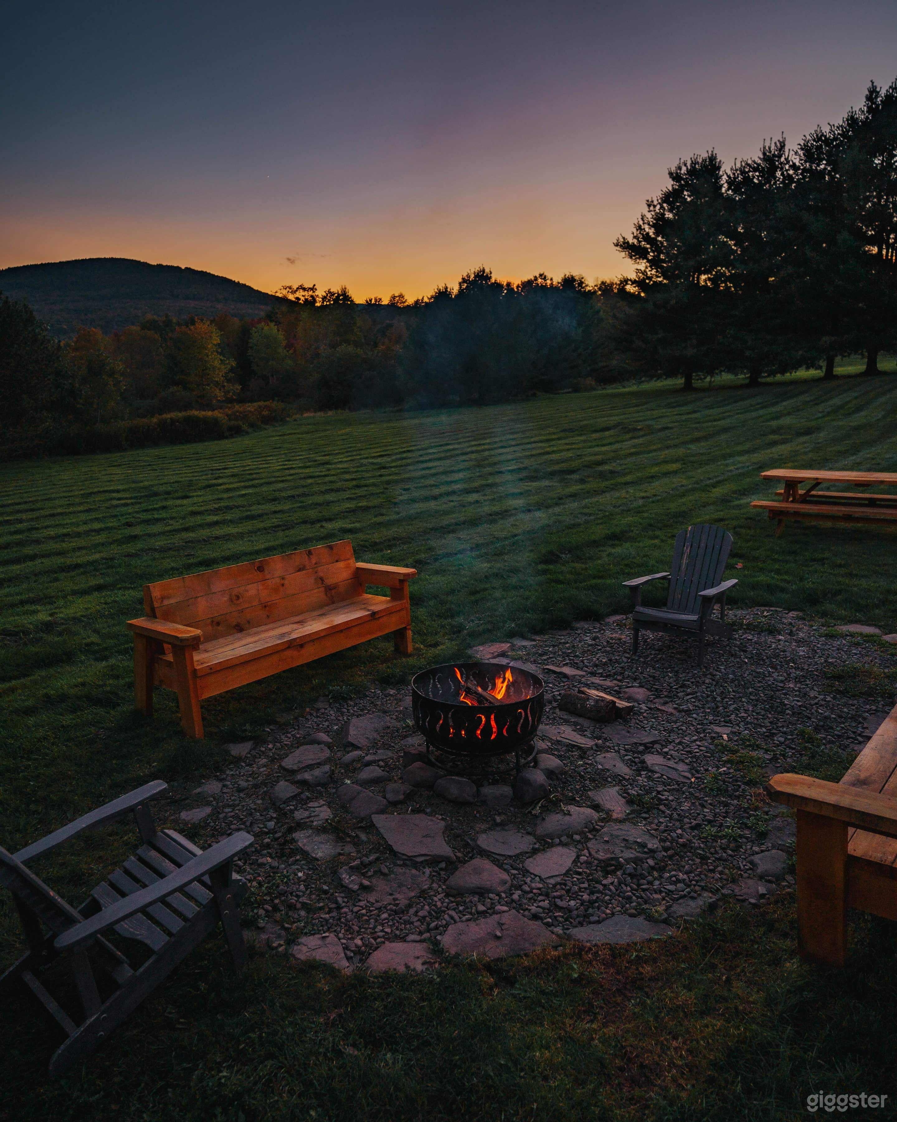 Modern Stylish Mountain Home with Beautiful Yard Photo 3