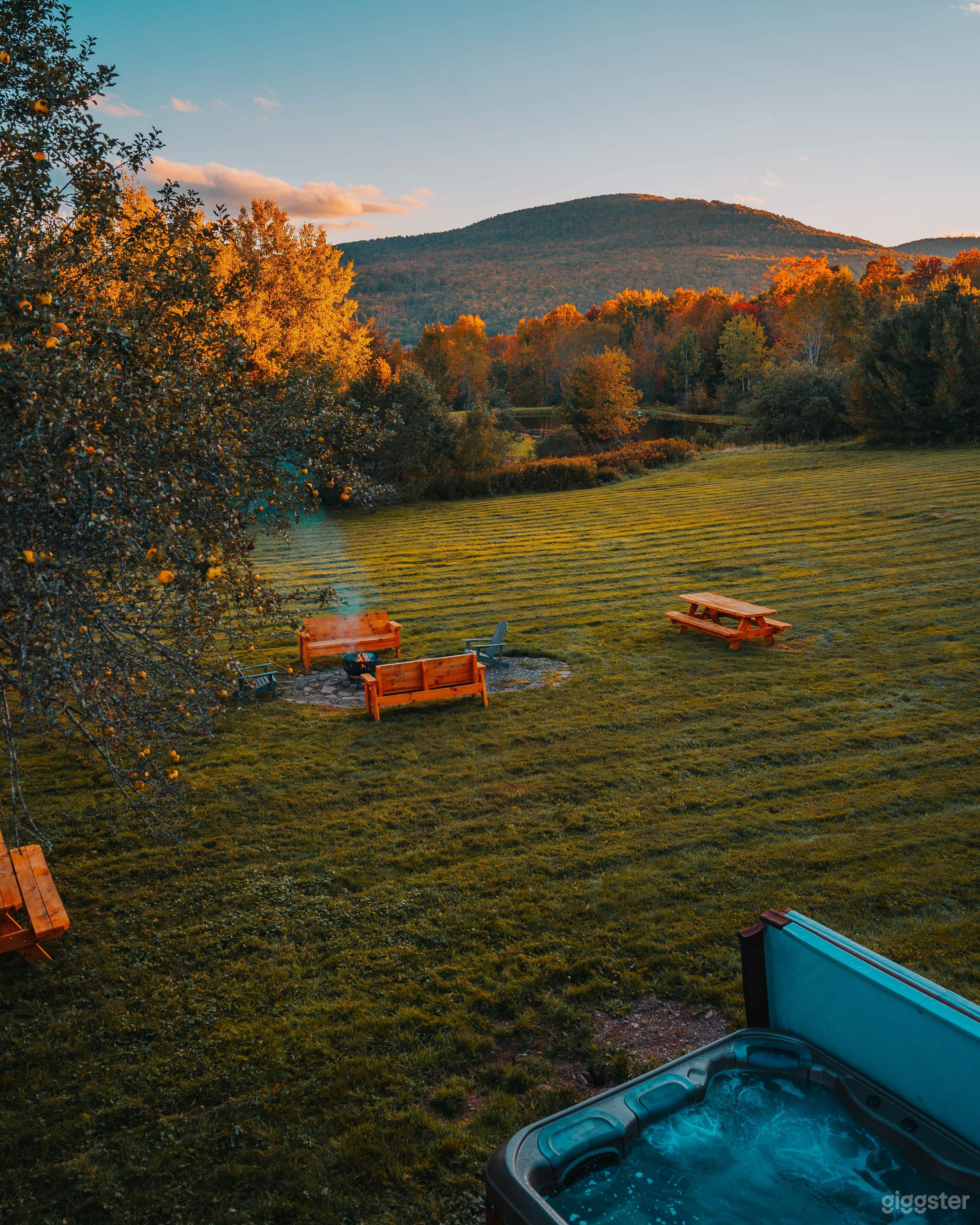 Modern Stylish Mountain Home with Beautiful Yard Photo 2