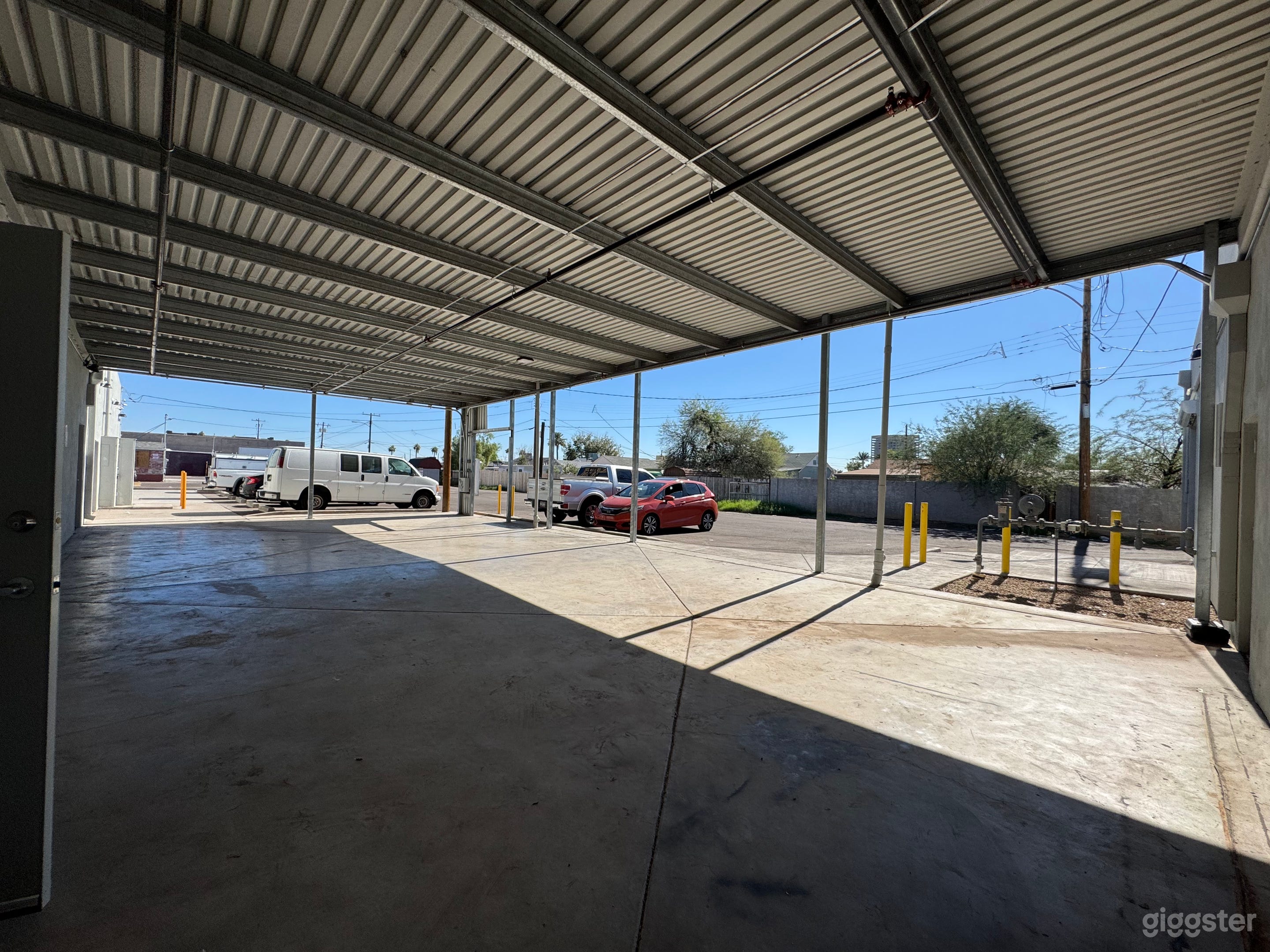 MODERN ART GALLERY WITH HUGE PATIO AVAILABLE 24/7! Photo 3