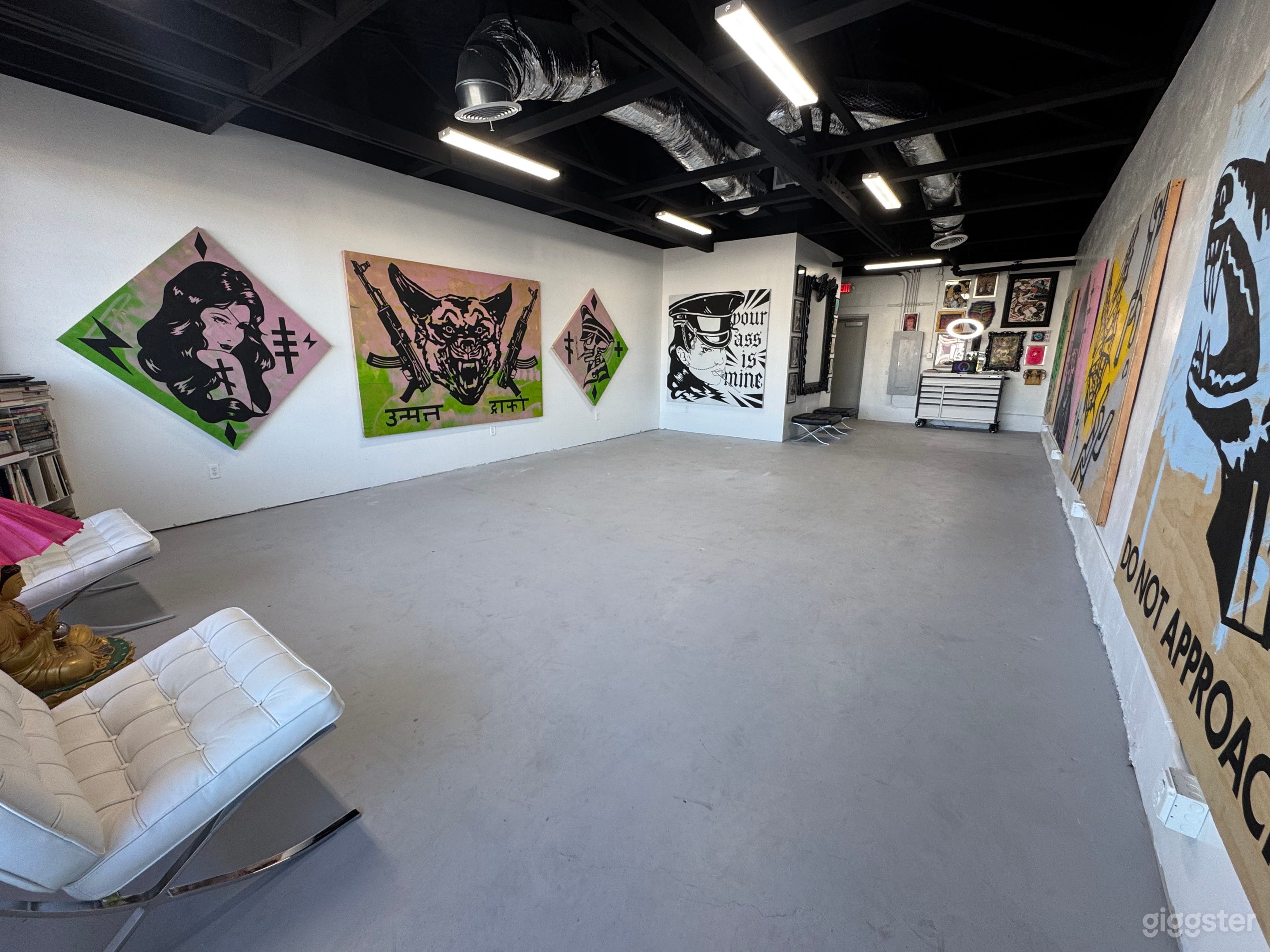 MODERN ART GALLERY WITH HUGE PATIO AVAILABLE 24/7! Photo 4