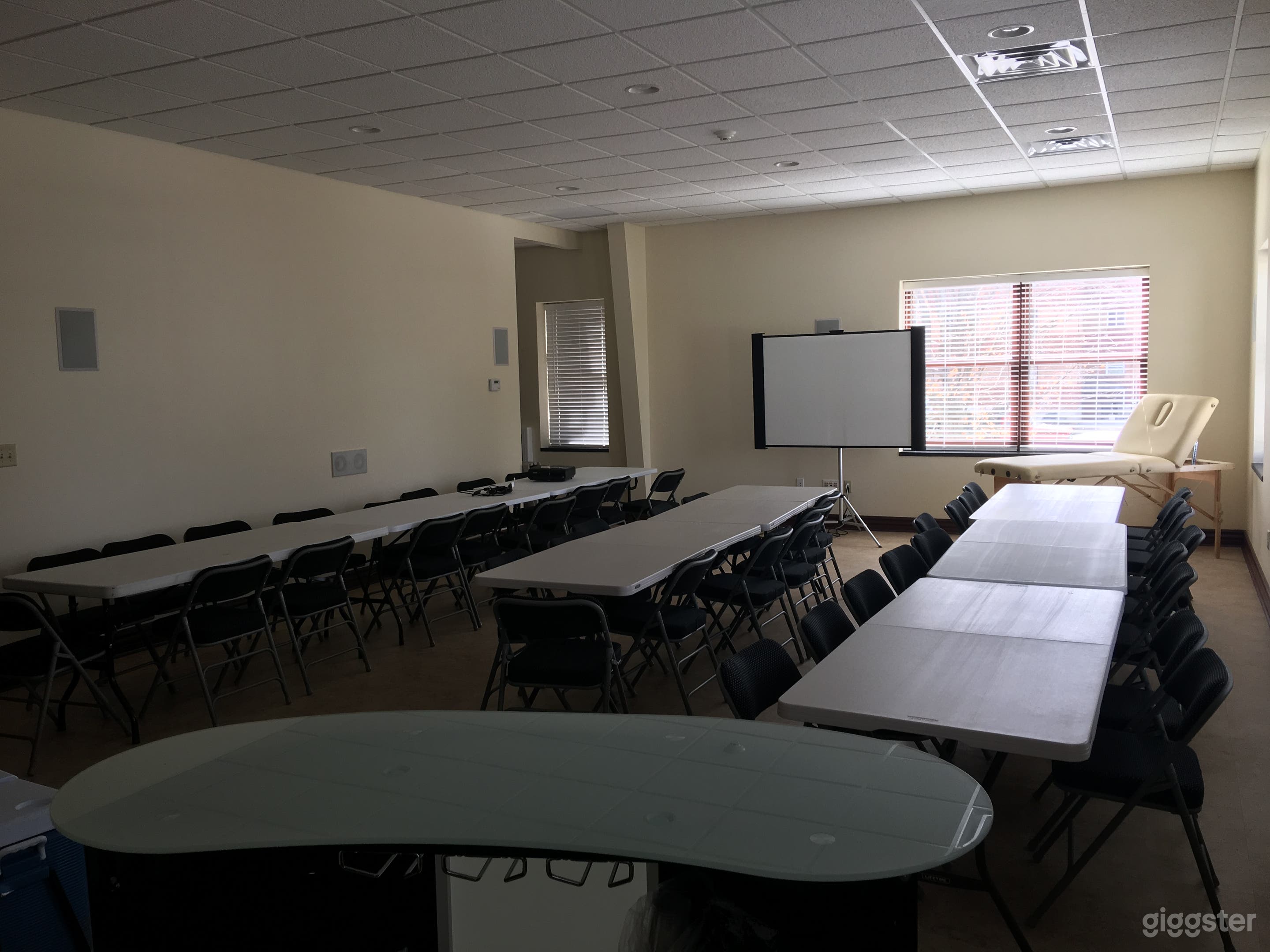 Ballroom With Natural Light Photo 4