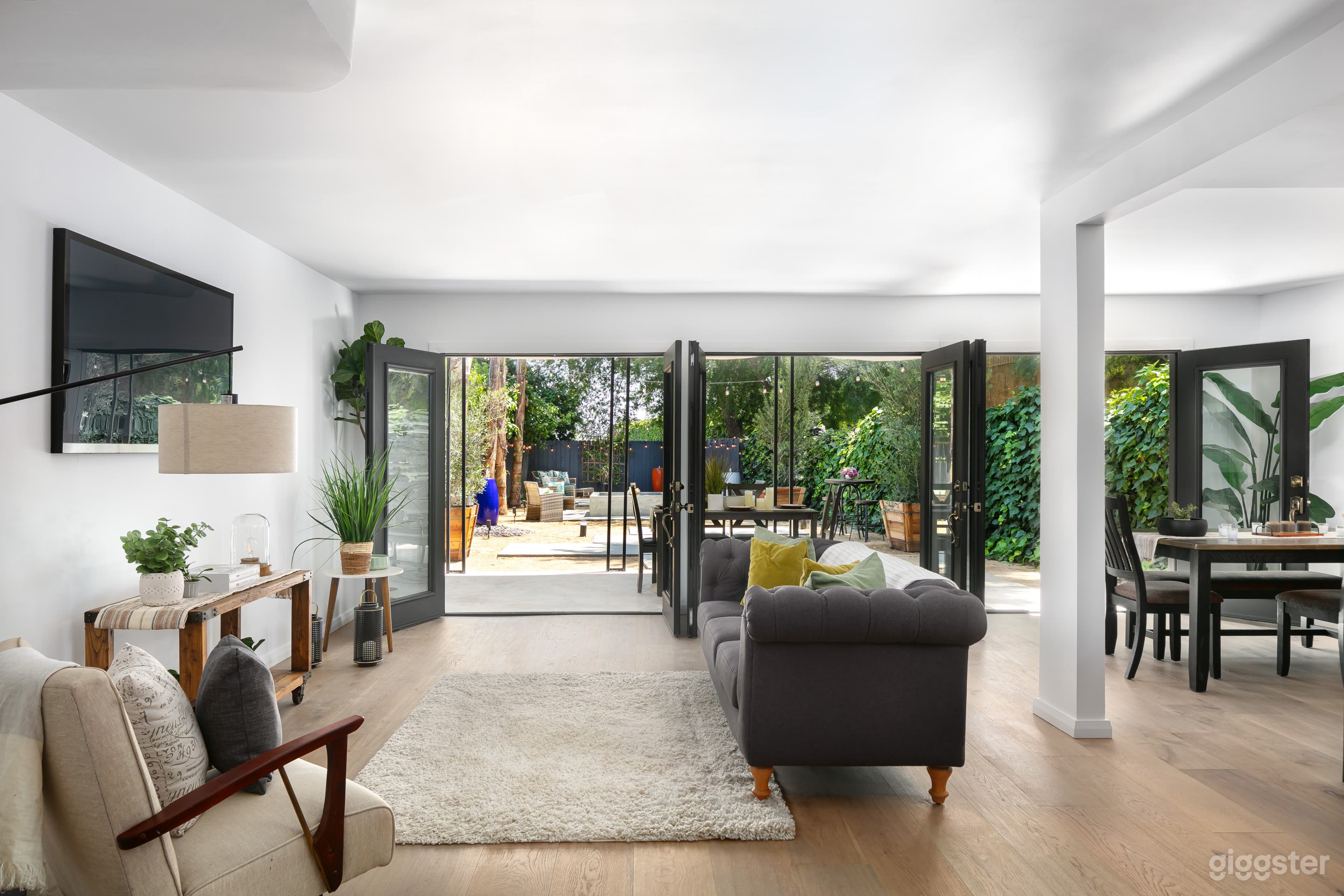 Modern Oasis Luxury Estate Photo 3