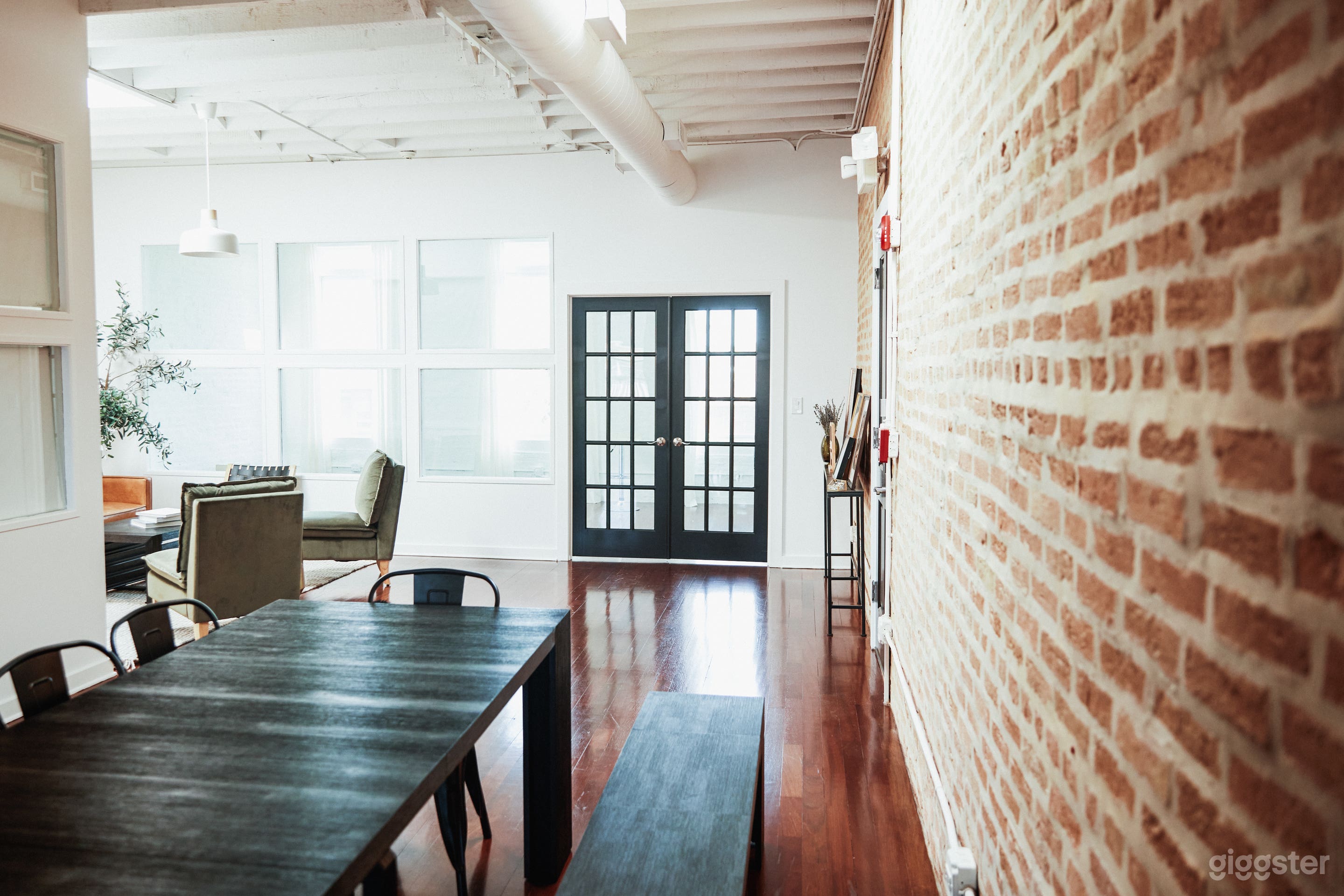 Creative Brick Studio with Patio(Buyout) Photo 4