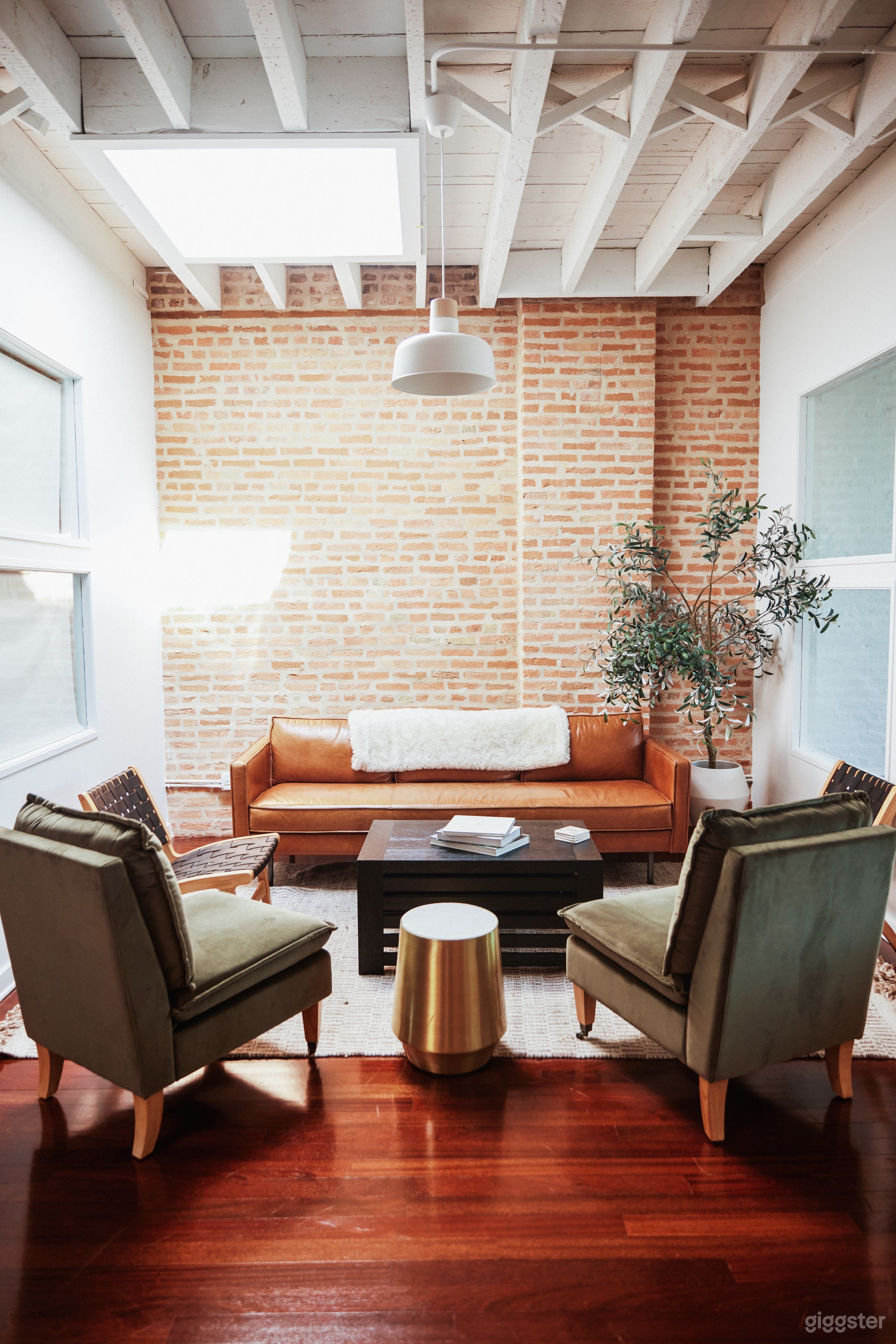 Creative Brick Studio with Patio(Buyout) Photo 1