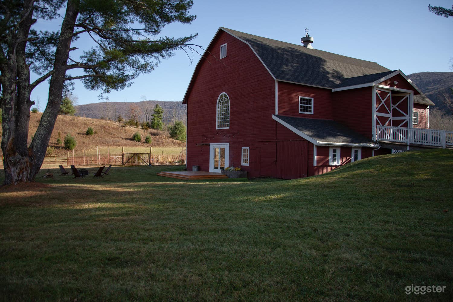 Rustic House/ Inn and Barn - A Catskill Escape Photo 1
