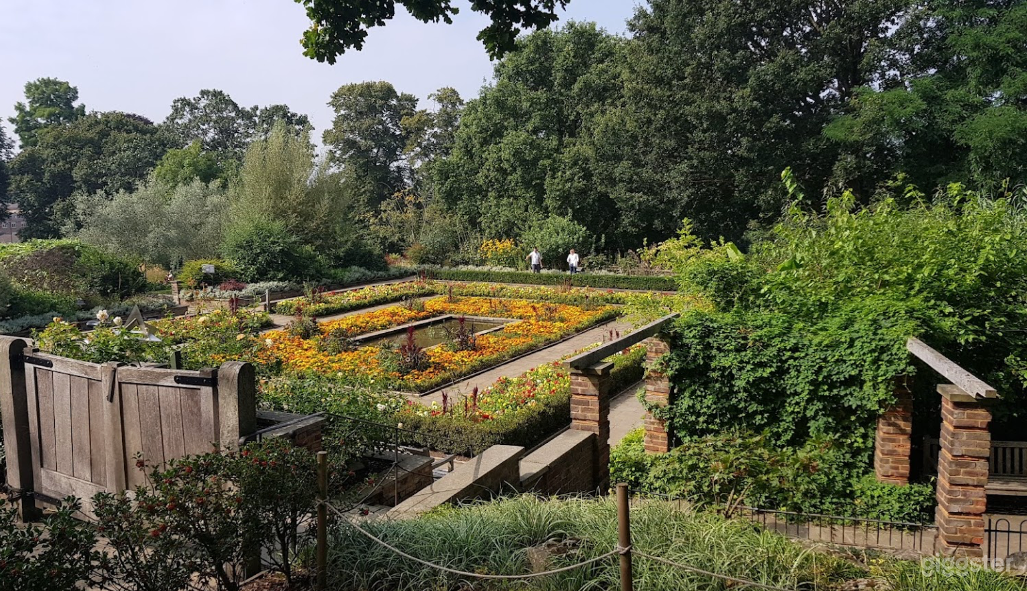 Charming Gardens in London Photo 2