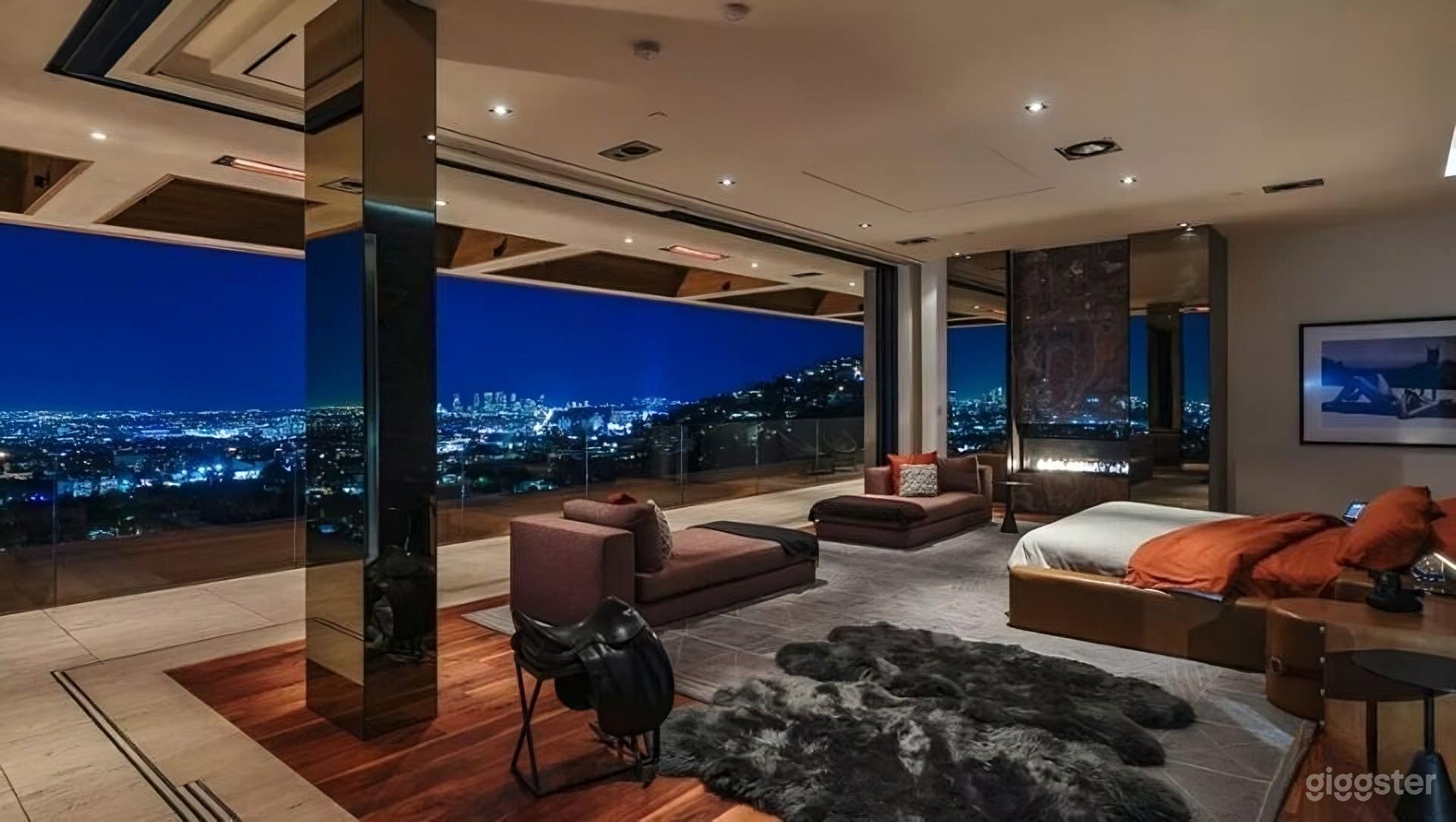 AFTER-DARK GLASS ESTATE IN THE HILLS Photo 2