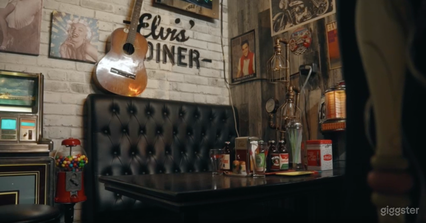 Vintage Car Studio with Cinematic Backdrops Photo 1