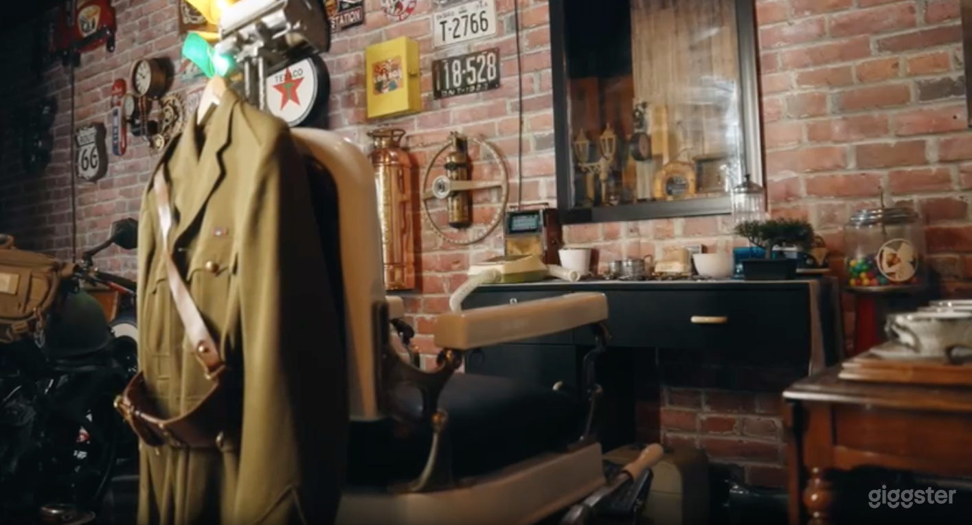 Vintage Car Studio with Cinematic Backdrops Photo 2